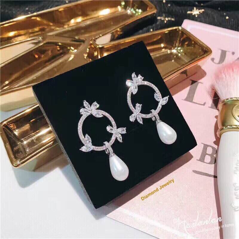 New Arrival !!!!! ต่างหูดอกไม้งานเพชร CZ งานมุกประดับอย่างดีค่ะ รุ่นนี้งานเกรดคุณภาพสั่งผลิตนะคะ มุกสวยมากกกกกก มุกใหญ่กำลังดี ใส่ออกมากำลังสวยคะ มุกขาวสวย งานอย่างดี น้ำหนักเบาไม่ถ่วงหู รับรองสวยมากงานคุณภาพสุดๆ เรียบหรูดูดีมากๆ รับประกันความสวย รับประกั
