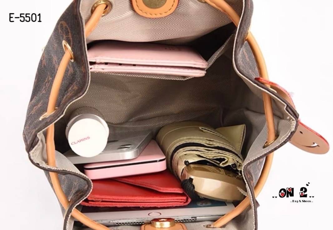 NEW-IN กระเป๋าเป้ทรงขนมจีบ ภูมิใจพรีเซ้น รุ่นใหม่ everyday bag เรียบเกร๋ หนังดี งานสวยค่า จุได้เยอะเลยค่า ใส่มือถือ คสอ.ได้ครบน้า