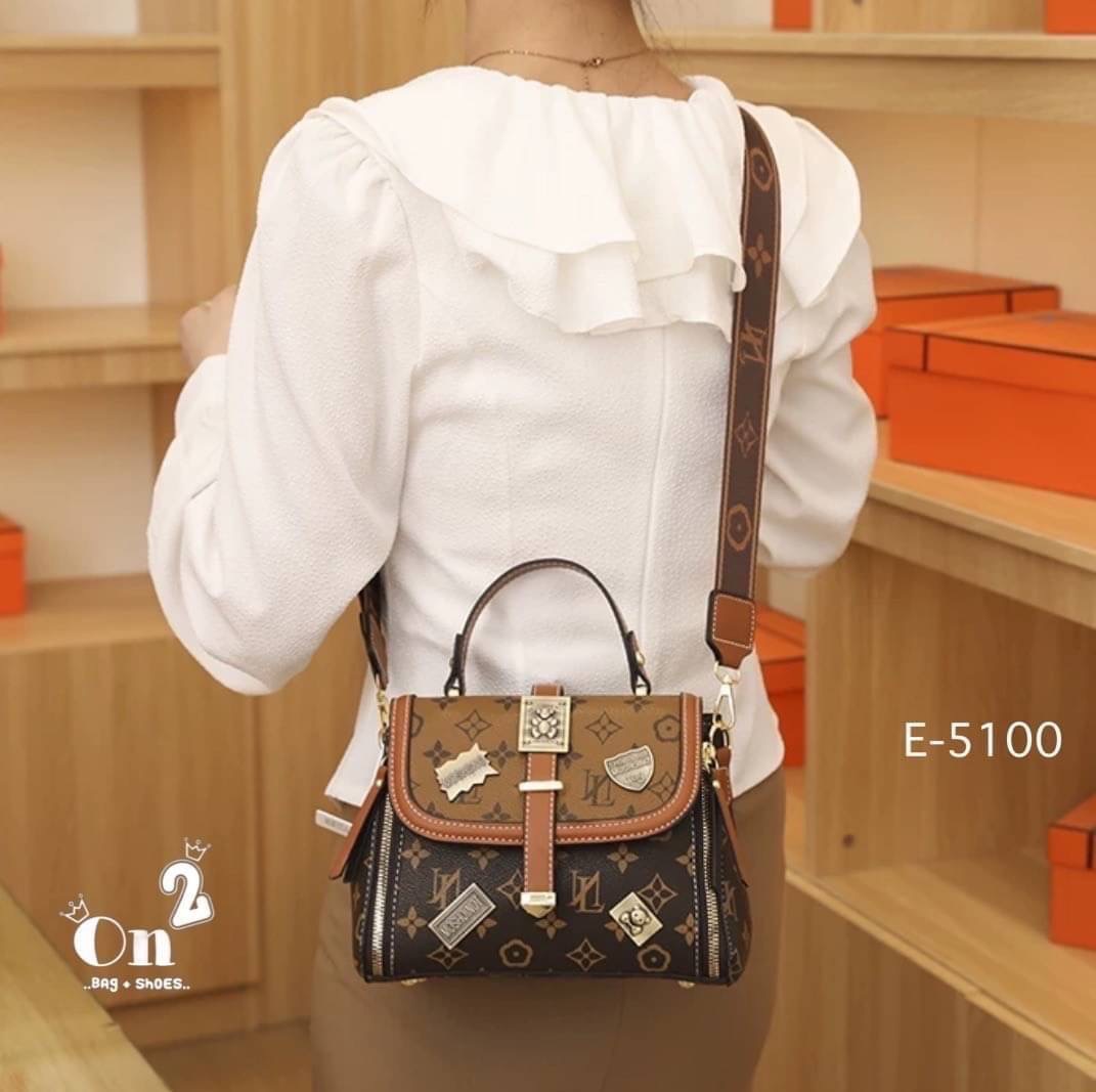 กระเป๋าสะพายข้างทรงแมสเซนเจอร์ เปิดหน้าอะไหล่ทอง มาพร้อมกระเป๋าใส่สายสะพายยาวถอดออกถือได้ พร้อมส่ง ค่ะ