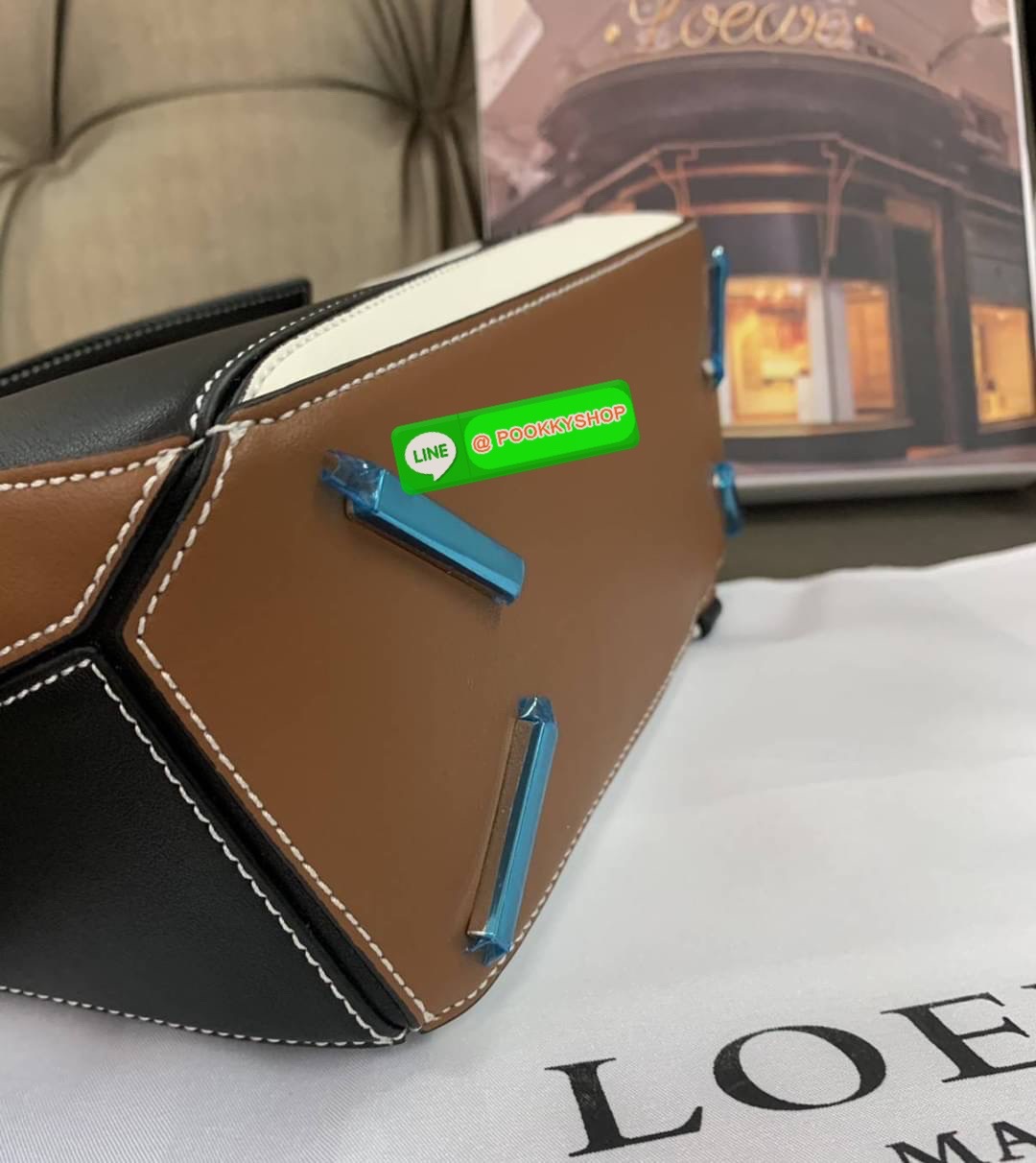 NEW IN! LOEWE CROSSBODY BAG VIP GIFT WITH PURCHASE (GWP) กระเป๋าถือหรือสะพาย Limited Edition จาก LOEWE PERFUME DUTYFREE COUNTER วัสดุ Leather Calfski หนังแท้ (หนังวัว) งานสวยตั้งอยู่ทรง สีสันสดใสทูโน ขนาดกำลังดี น้ำหนักเบา อะไหล่เงิน