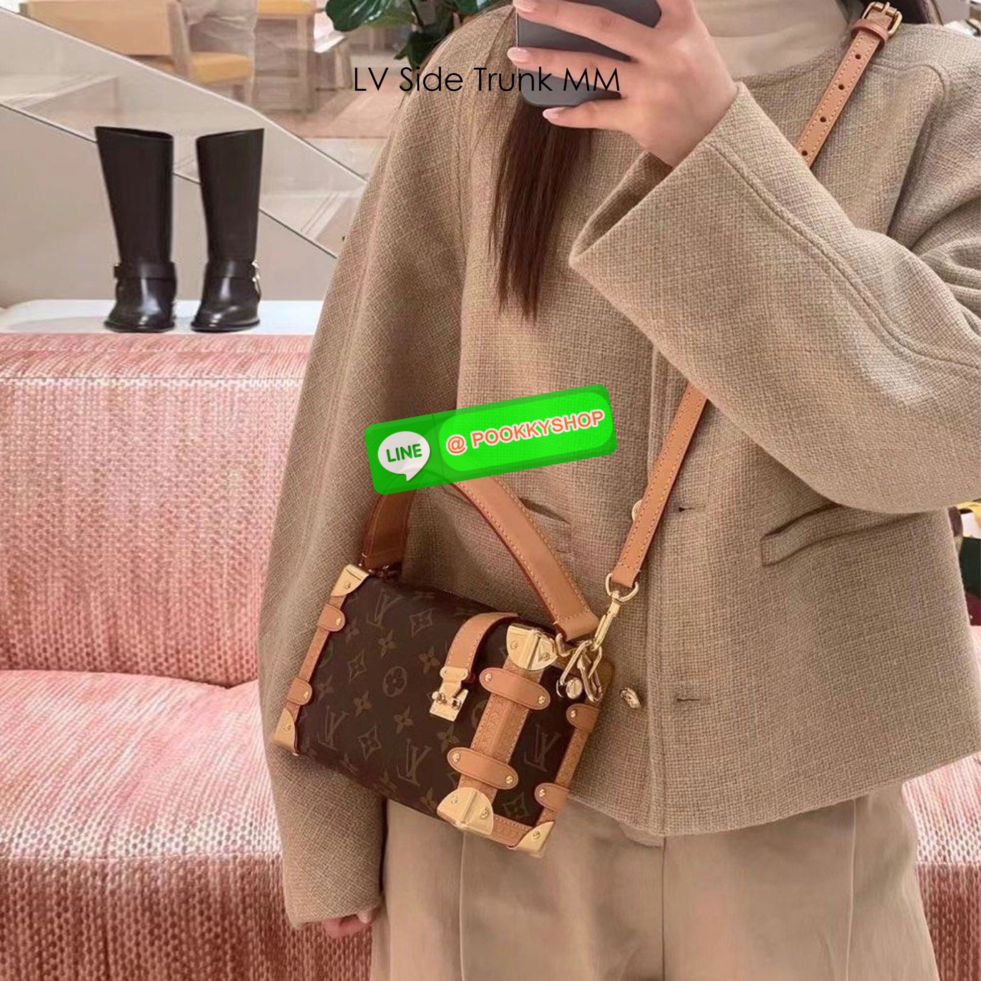 🕊️ พร้อมส่ง | LV Side Trunk MM กระเป๋าสะพายทรงกล่องสุดไอคอนิค ทรงสวยมีเสน่ห์ โดดเด่นด้วยหมุดเข้ามุม ซิปเปิด-ปิดล็อคได้ ภายในเป็นช่องโล่ง มีสายสะพายคล้องแขน คล้องไหล่เก๋ๆ หรือสะพายข้างชิคๆ พร้อมตอบรับได้ทุกลุค ทุกสไตล์ไปเลยจ้า