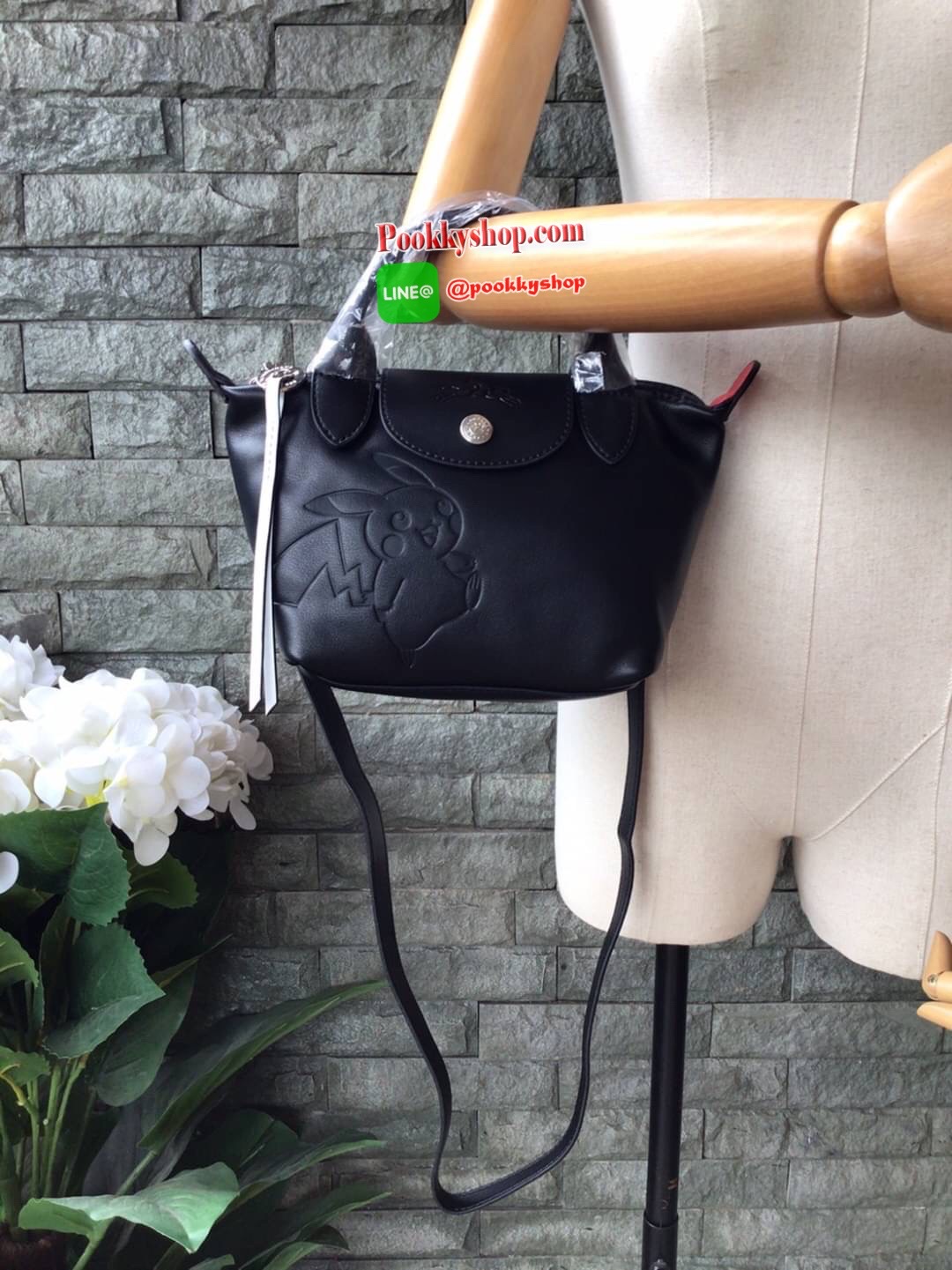 🚚 พร้อมส่ง 🚚 LONGCHAMP X POKE’MON TOP HANDLE BAG XS ขนาด มินิ รุ่น 1500 Collection LE PLIAGE CUIR Fall/ Winter เรียบหรูอย่างฝรั่งเศสกับความน่ารักคาวาอิแบบญี่ปุ่นมาผสม ซึ่งจะเป็นการนำเอาลวดลายพิคาชูมารังสรรค์ลงในกระเป๋าสุดคลาสสิกของแบรนด์ ก
