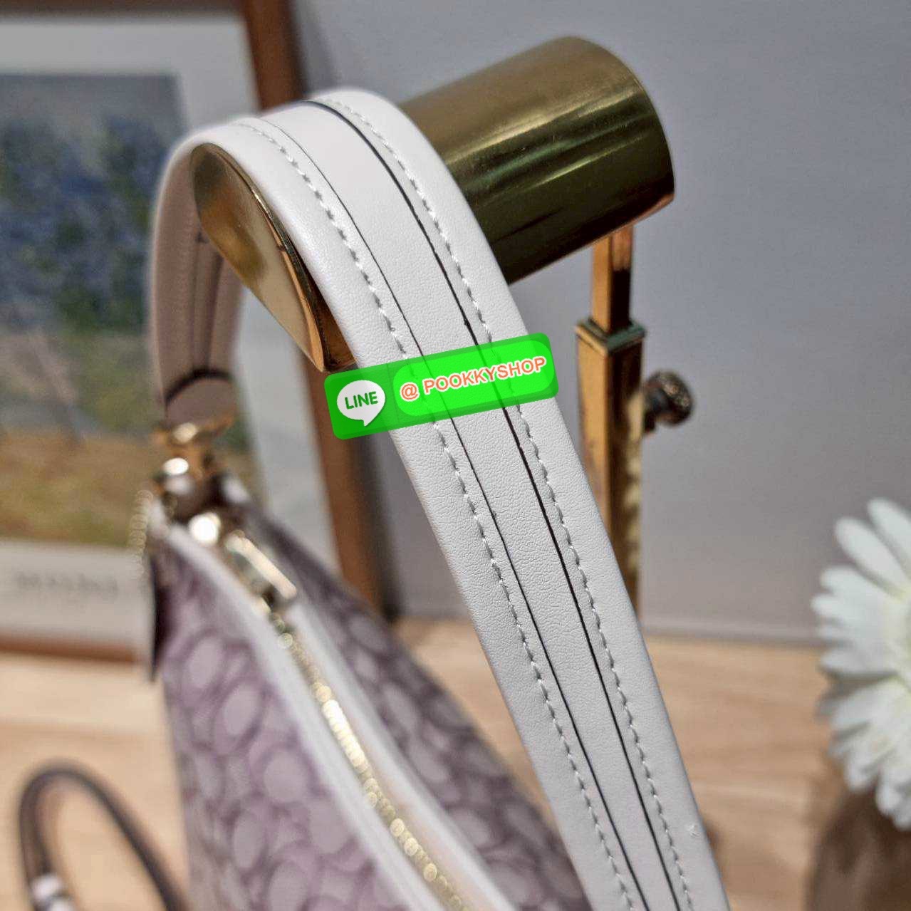 Coach CBS71 Laurel Signature shoulder bag มาใหม่เลย! กับกระเป๋าสะพายทรงยอดฮิต ในโทนสีน่ารักสุดจะคิวท์ มีให้ทั้งสายคล้องไหล่ และสายสะพายข้าง ใช้แมทช์ได้กับทุกลุคทุกสไตล์ ภายในเป็นช่องโล่ง มีซิปและช่องย่อย จุของได้เยอะกว่าที่เห็นมากๆ