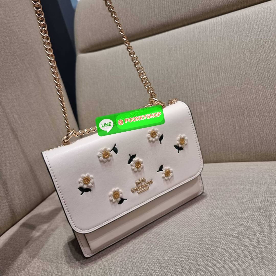 COACH C2858 KLARE CROSSBODY WITH DAISY EMBROIDERY ดอกเดซี่ฮิตไม่หยุดยั้ง!! ขายดิบขายดีทุกคอลเลคชั่น รอบนี้มาให้ได้ใช้งานง่ายกว่าเดิม กับกระเป๋าสะพายข้าง โทนสีละมุนลูกคุณหนู ดีไซน์ปักดอกเดซี่เพิ่มลูกเล่น ให้มีสีสัน วัสดุหนังแท้เต็มใบ สายสะพายโซ่สลับหนัง สะ