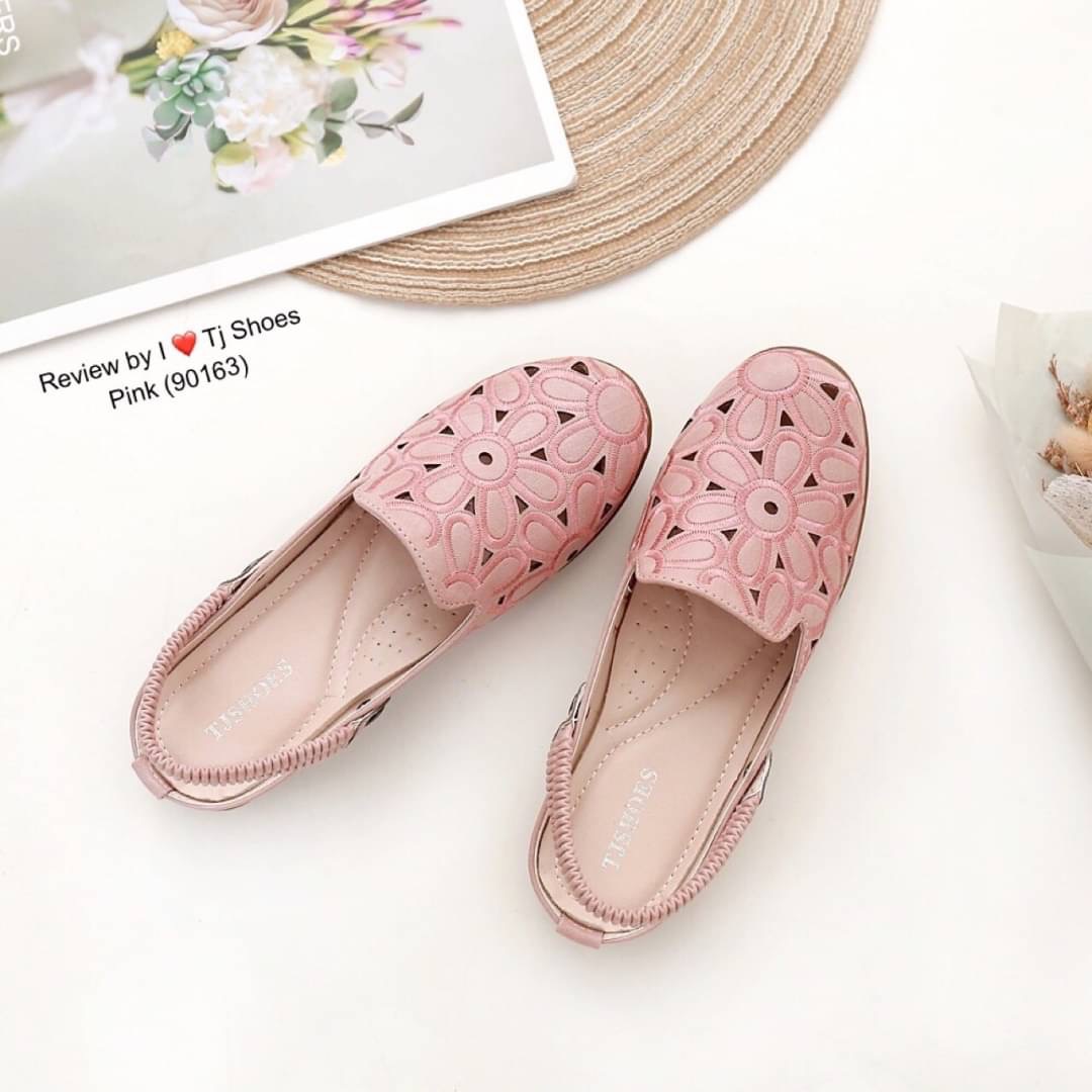 พร้อมส่งรองเท้าเพื่อสุขภาพ ที่ทั่งเกร๋ทั้งน่ารักสุดๆ รองเท้ารุ่นนี้เป็นงานสั่งทำพิเศษ หนังนิ้มนิ่ม ฉลุลายน่ารักๆ มีรูระบายอากาศใส่แล้วเท้าไม่อับ สายยางยืดปรับขึ้นลงได้ ใส่ได้ 2 แบบ น้ำหนักเบา ใส่นุ่มเดินทั้งวันได้สบายมากๆ ส้นยางเกรดพรีเมี่ยมอย่างดี แมทกับ