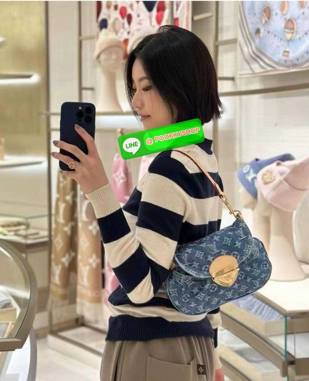 LV sunset monogram denim bag 🔆 Details แรงมากฉุดไม่อยู่ กับกระแสคอลใหม่ lvremix ดีไซน์แบบตัวมัม y2k รูปทรง baguette สวยดูแพง ใบนี้ก็ฉ่ำสุดๆ เป็นกระเป๋าสะพายไหล่ ที่สามารถปรับเป็นสะพายข้างได้