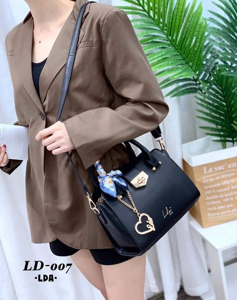 พร้อมส่ง งานเซต รุ่นขายดี New คอลเล็คชั่น LDA Set !! 2 ใบ สุดคุ้ม พร้อมส่ง กระเป๋าแบรนด์ LDA ของแท้100% รุ่นใหม่ล่าสุด งานสวยมาก มาพร้อมกระเป๋าสตางค์ ใบยาว ด้านหน้ากระเป๋าปั้มแบรนด์ ห้อยพวงกุญแจLDA แบบสวยเก๋ หนังเรียบหรูดูแพงค่ะ สีสวยละมุนทุกสี ขนาดกำลังพ