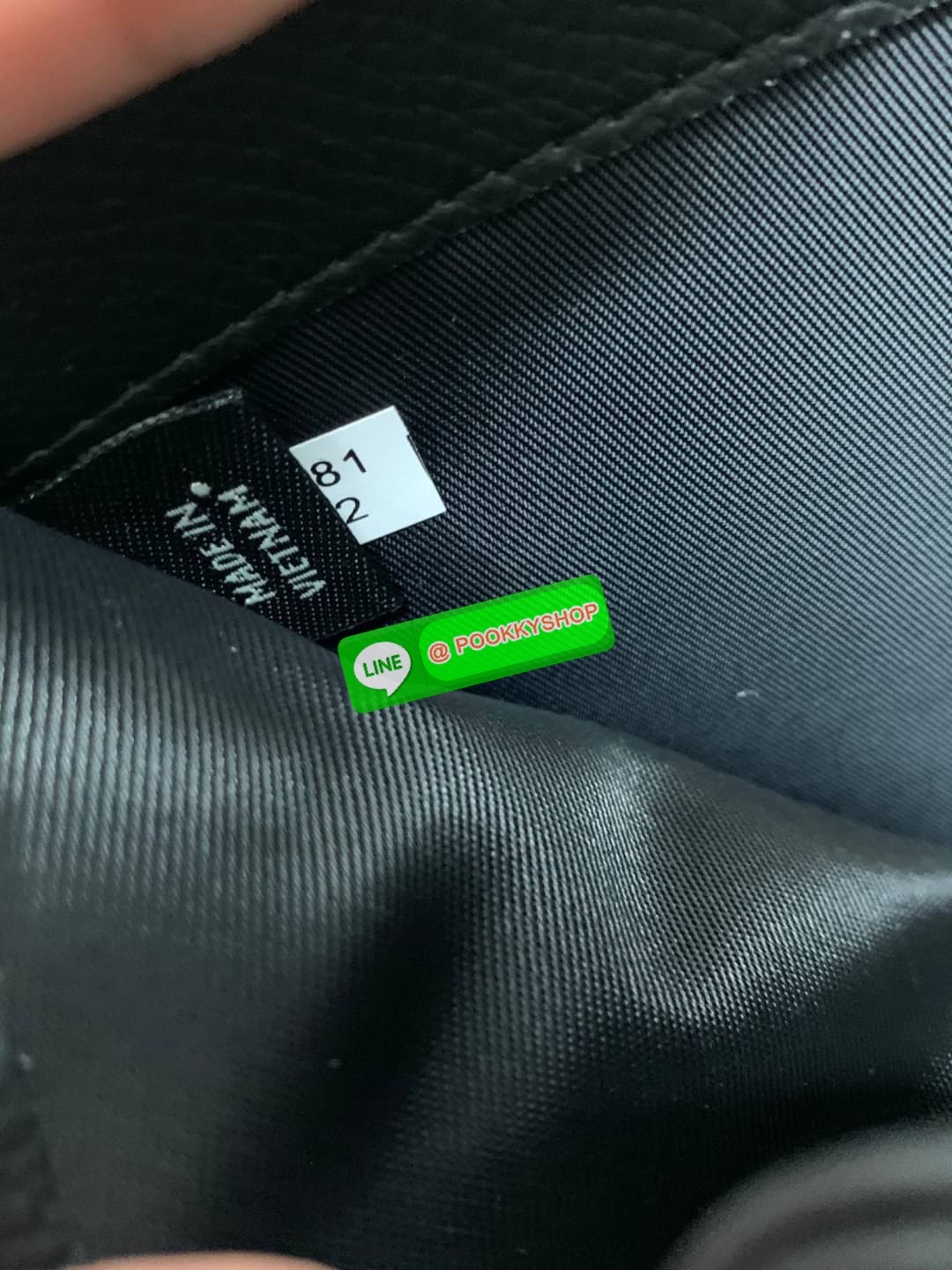 COACH MEDIUM CORNER ZIP WALLET IN SIGNATURE CANVAS ((53562)) 💋กลับมาอีกครั้งค่ะ! กระเป๋าเงินใบกลางหนัง pvc canvas สวยงามค่ะ เปิดปิดช่องหลักด้วยกระดุมภายในมีช่องเสียบบัตรได้ถึง10ช่อง ช่องใส่ธนบัตรหนึ่งช่อง; และช่องซิปสำหรับใส่เหรียญอีกสองช่อง แยกสั