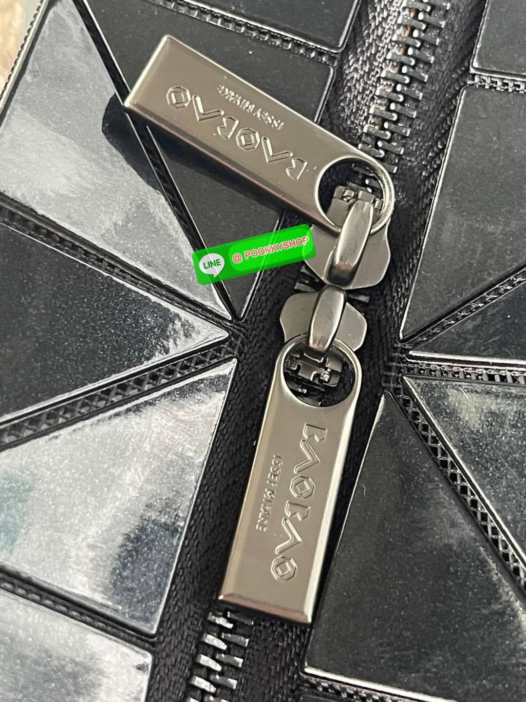 💕 Bao Bao Issey Miyake ROCK MATTE ซีรีส์นี้จะเป็นทรงสี่เหลี่ยมผืนผ้า มีซิปปิดด้านบน ถือเป็นรุ่นที่เหมาะกับการใช้งานในชีวิตประจำวัน สามารถพับมุมและบริเวณด้านล่างของกระเป๋าเพื่อเพิ่มความสะดวกสบายในการใช้งาน ทั้งยังช่วยให้วางกระเป๋าในแนวตั้งได้อีกด้ว