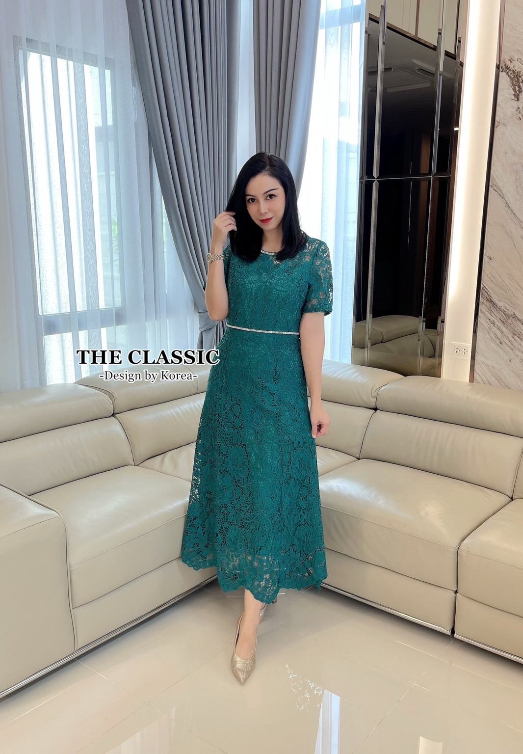 เดรสแฟชั่น เดรสลูกไม้คอเพชรใช้ผ้าลูกไม้เนื้อหนาอย่างดี ขึ้นลวดลายดอกไม้หลากหลายทั้งตัว