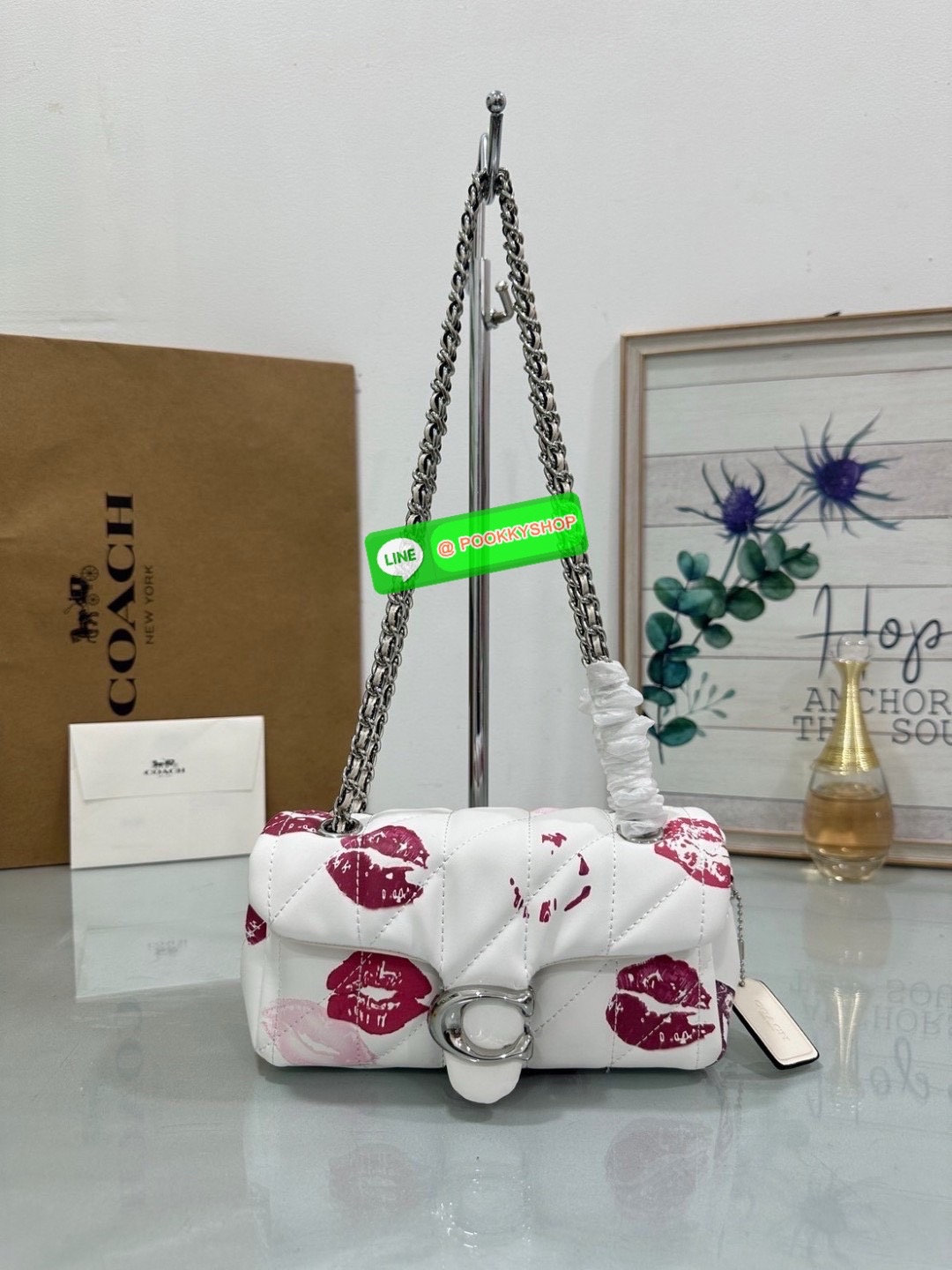 Coach CR114 – Tabby Shoulder Bag 20 With Quilting And Lip Print ไอเทมสุดจี๊ดจาก Coach USA ที่ห้ามพลาด! รายละเอียดสินค้า: • วัสดุ: หนังแกะนัปป้า (Nappa Leather) นุ่มหรูระดับพรีเมียม • ลวดลาย: ลิปปริ้นท์ (Lip Print) ลิมิเต็ดสุดปัง