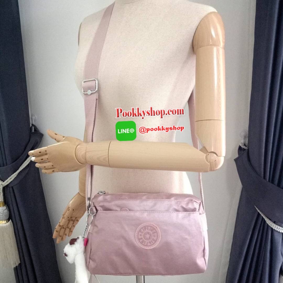 KIPLING Mini Crossbodybag กระเป๋าสะพายข้างขนาดกะทัดรัด ผลิตจากวัสดุ Nylon+ Polyester100% มีช่องใช้งานแยกย่อยมากถึง 4 ช่อง -ด้านหน้ามีช่องซิป 2 ช่อง -ช่องหลักโล่ง กว้าง จุของใช้ได้เยอะ -ด้านหลังมีช่องซิปอีก 1 ช่อง มาพร้อมพวงกุญเเจลิง สายสะพายยาวสามารถปรับไ
