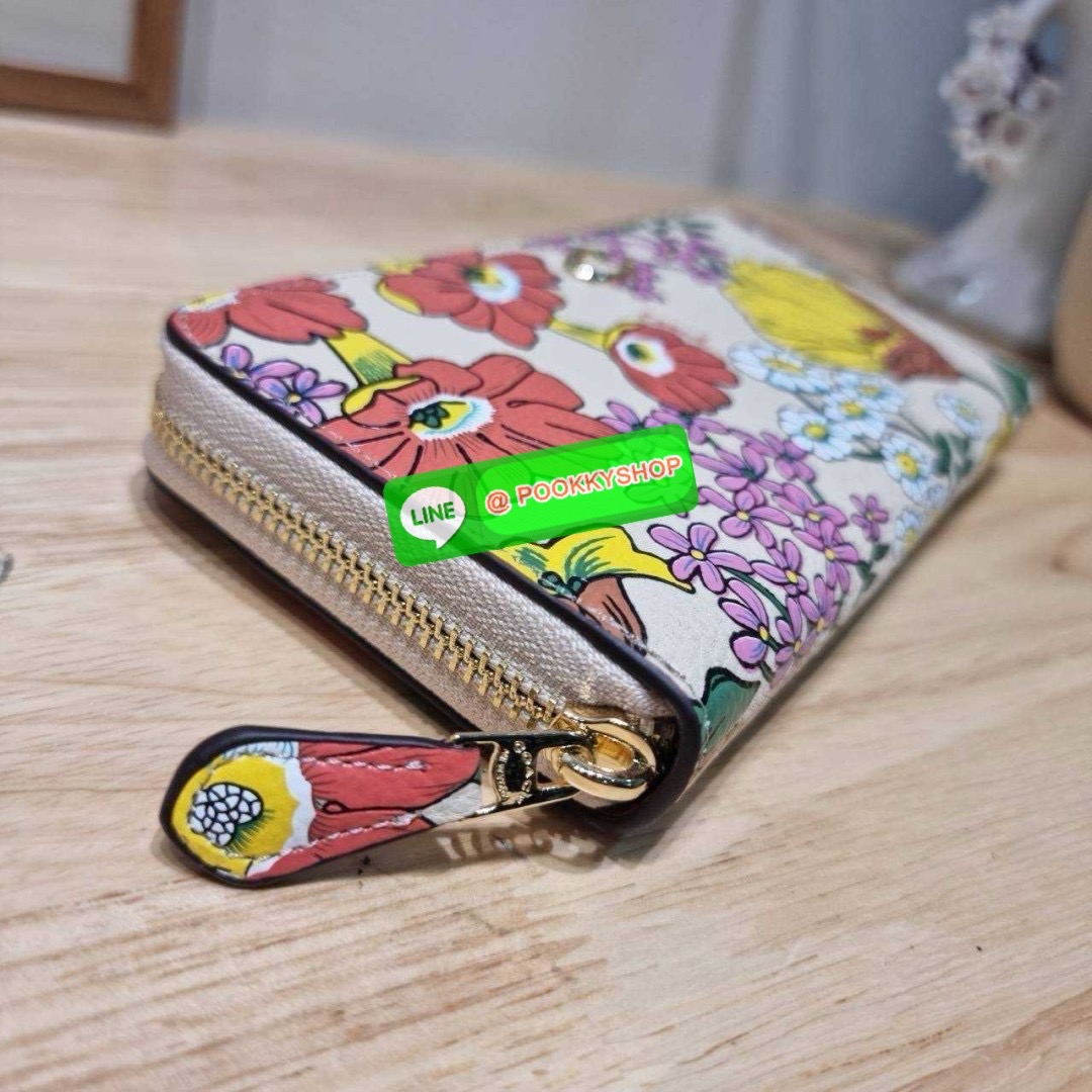 🔆 Model COACH CJ373 LONG ZIP AROUND WALLET WITH FLORAL PRINT 🔆 Details กระเป๋าสตางค์ใบยาว คอลเลคชั่นใหม่ กับดีไซน์ใหม่ ลวดลายดอกไม้สดใสรอบใบโดดเด่น สะดวกใช้งานและขนาดกำลังเหมาะมือมากๆ รูดใช้งานด้วยซิปรอบใบ ภายในแบ่งสัดส่วนไว้อย่างดี มีทั้ง