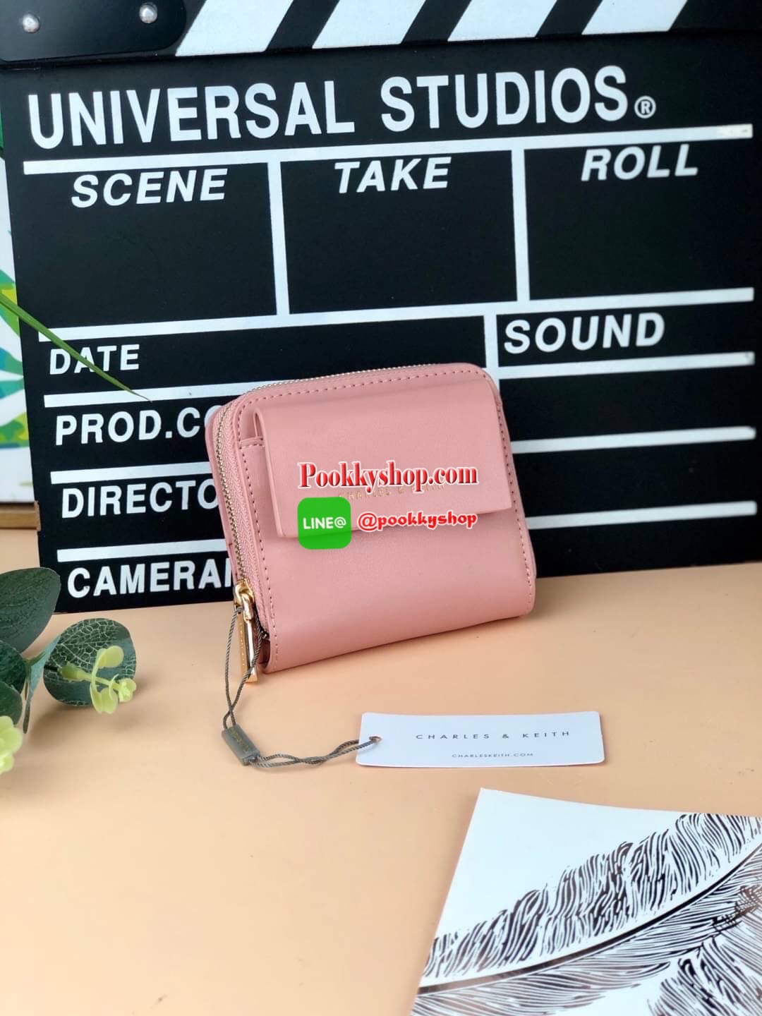 New arrival! Charles & Keith classic wallet กระเป๋าเงินใบสั้น จับถนัดมือมากเลยค่ะ ด้านหน้าปั๊มโลโก้แบรนด์สามารถเปิดกระดุมออกใส่การ์ดที่ใช้บ่อยได้พอดีค่ะ ช่องใหญ่เปิดปิดแบบกระดุม มีช่องการ์ด 8 ช่อง ช่องใส่ธนบัตรตามยาว และยังมีช่องซิปแยก สามารถใส่เหรียญหรือ