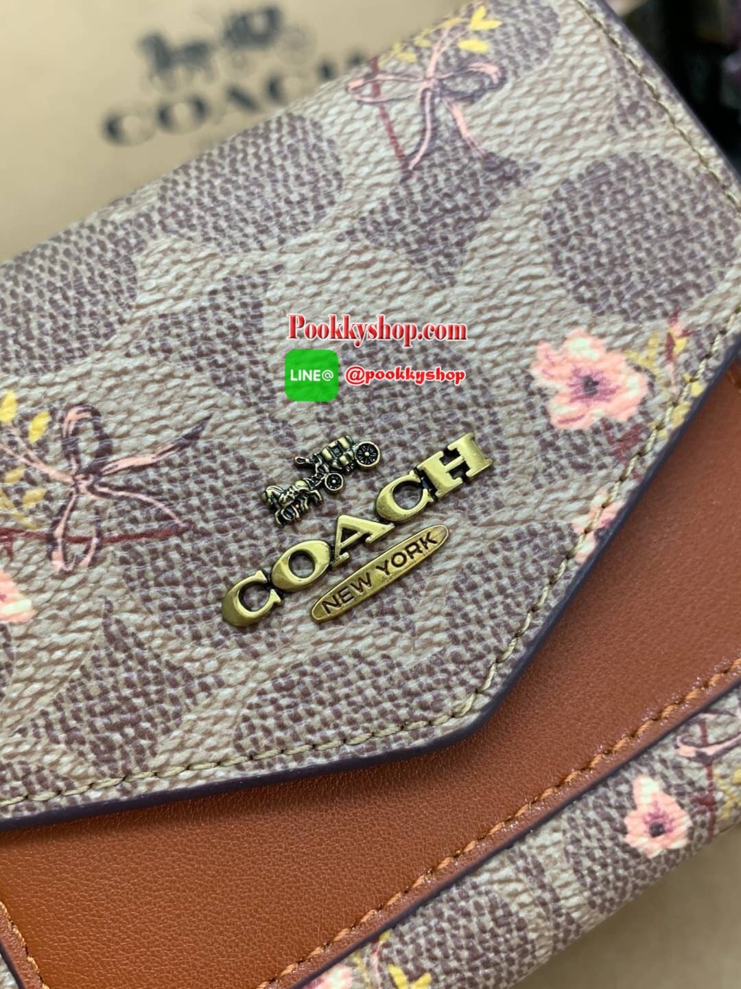 New in COACH SHOT WALLET BAG กระเป๋าสตางค์ใบสั้น วัสดุหนังแกะสวย ขนาดกำลังดี เปิดปิดกระเป๋าแบบกระดุม ข้างในมีช่องใส่ธนบัตรตามยาวได้ ช่องใส่บัตรต่างๆได้ถึง9ใบค่ะ พร้อมช่องซิปด้านหลังใส่เหรียญหนึ่งช่องค่ะ เป็นอีกรุ่นที่น่าใช้มากๆ สินค้าพร้อมส่งที่ไทยนะค่ะ