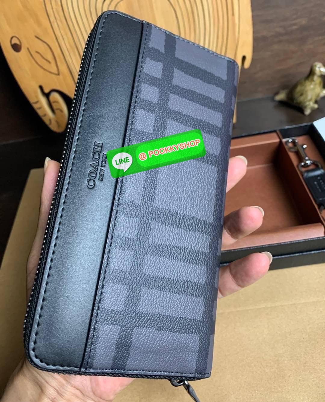 COACH ACCORDION ZIP WALLET IN SIGNATURE CANVAS กระเป๋าสตางค์ใบยาว ซิปรอบ ใช้งานง่าย ด้วยฟังค์ชั้น ด้านใน ใส่บัตรได้จุใจ มีช่องซิปใส่เหรียญตรงกลาง โดนใจหลายๆคนไปเรียบร้อยและคลาสสิค เรียบหรูดูแพงตลอดกาล ยกให้รุ่นนี้เลย