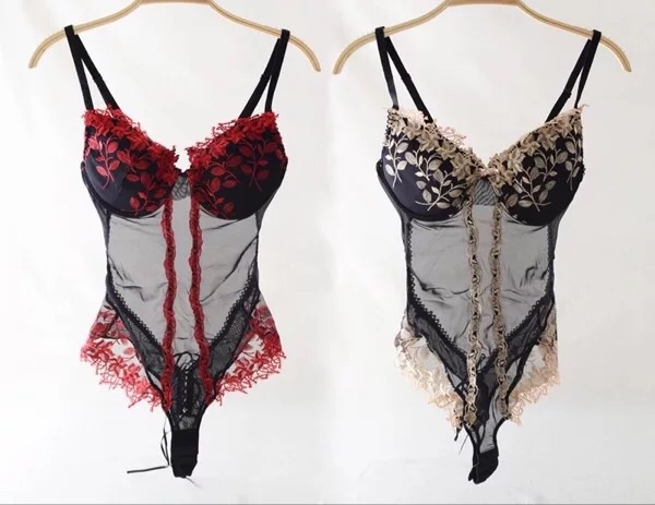 ชุดนอน เซ็กซี่ ชุดบอดี้สูท วันพีซ แต่งปักลูกไม้ ช่วงอก และโคนขา เว้าหลัง แต่งร้อยริบบิ้นช่วงบั้นท้าย เพิ่มความเซ็กซี่ ยั่วยวน สินค้าส่งออกญี่ปุ่น เนื้อผ้าซีทรู งานเกรดพรีเมี่ยม หรูมากๆคะ Size S/M