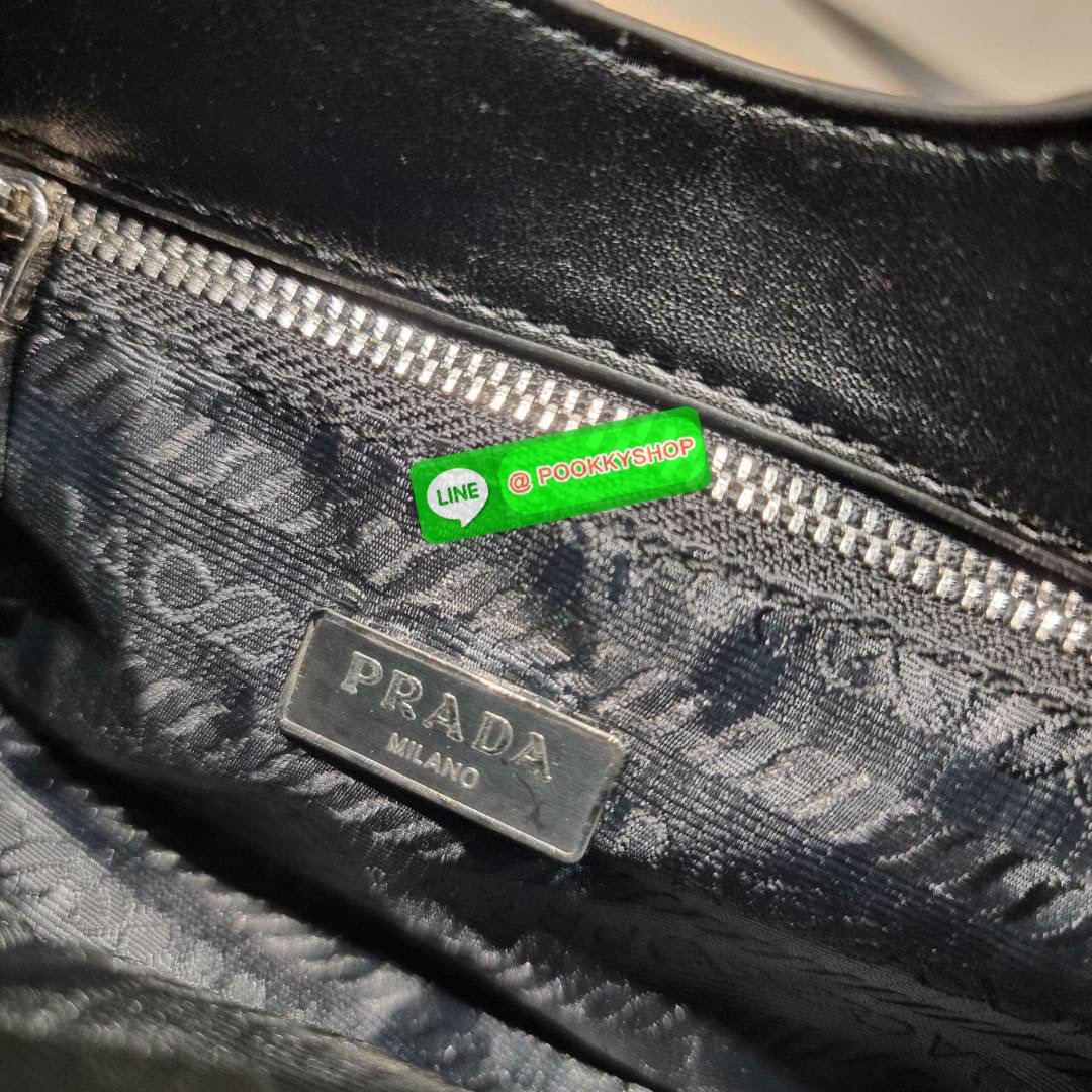 PRADA RE-NYLON AND LEATHER MOON PADDED BAG ใหม่ล่าสุด กับคอลที่ใครๆเห็นก็ต้องรัก ขนาดกำลังน่ารัก ดีไซน์สวยดุ และยังดูแพงได้อีก ด้วยวัสดุที่มีคุณภาพอย่างไนล่อนตัดสลับด้วยหนัง nappa หูสะพายมีสายรัดได้ ภายในโล่ง มีช่องซิป มาพร้อมสายสะพาย ปรับได้ตามต้องการ อี
