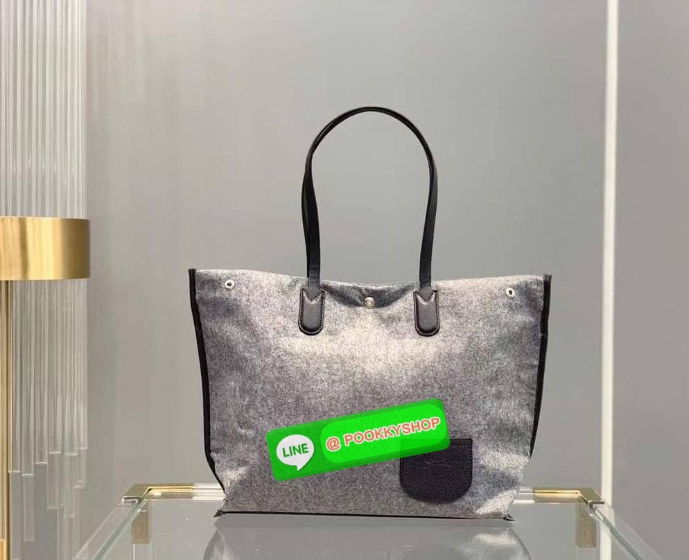 LongChamp Roseau Essential Shoppimg Bag L กระเป๋าTote วัสดุผ้าขนสัตว์ ซับในผ้าฝ้ายที่จับด้านบนหนังวัว กระเป๋าสะพายใบนี้มีขนาดพอเหมาะ กว้างพอที่จะใส่เอกสารทั้งหมดของคุณและจะไปกับคุณตลอดทั้งวัน! น้ำหนักเบา ปิดด้วย ระบบยึดสแน็ปอิน หรูหรา เหนือกาลเวลา และเปี่