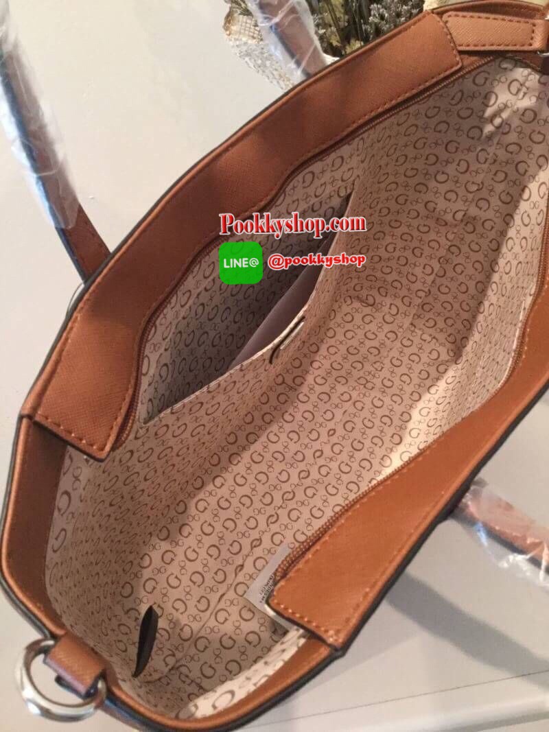 พร้อมถุงผ้าแบรนด์ GUESS BAG กระเป๋าสะพายทรง Tote จาก GUESS วัสดุหนัง Saffiano คุณภาพดี น้ำหนักเบา ด้านหน้าปั้มโลโก้แบรนด์สุดหรู รุ่นนี้มาพร้อมกระเป๋าใบเล็กสำหรับใส่ของ ถอดแยกใช้ได้ อะไหล่เงิน เปิดปิดกระเป๋าด้วยซิปสะดวกใช้ ด้านในโล่งกว้าง มีช่องเล็กสำหรับใ