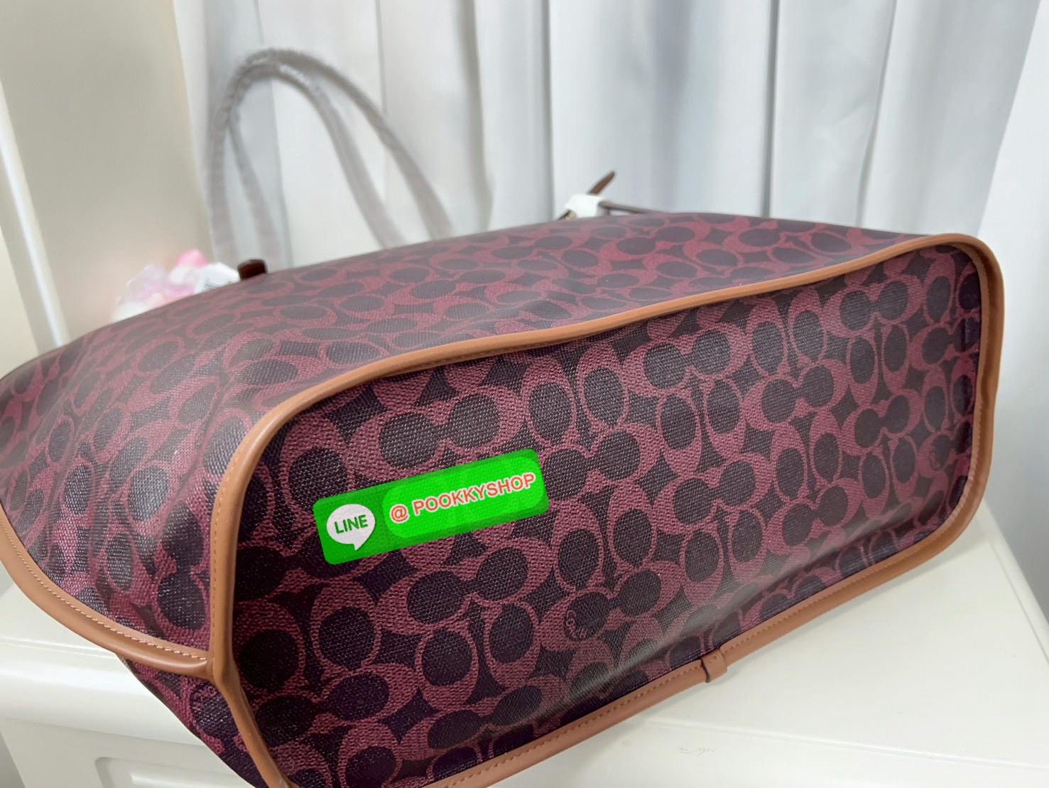 📸NEW ARRIVAL!🎉🎉 พร้อมสีใหม่ล่าสุด (อาจจะยังไม่มีในไทย) สาวๆที่ชอบใบใหญ่ใส่จุ รุ่นนี้คือคำตอบที่ดีที่สุดเลยค่าา👏 Coach Taxi Tote Bag In Signature Canvas 📌ฟรีน้องKitty สุดน่ารัก ตามรูปให้หนึ่งตัวค่า‼️