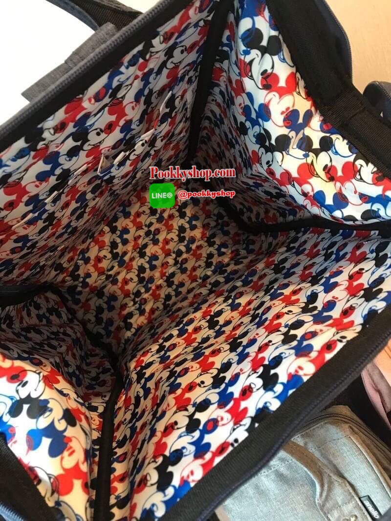 ANELLO MICKEY LIMITED EDITION DT-G001รุ่น Classic เป็นการทำงานร่วมกันระหว่าง Anello กับDisneyอีกครั้ง ภายใต้ตัวการ์ตูนมิกกี้ คอลเลคชั่นพิเศษ กระเป๋าเป้สะพายหลัง วัสดุ polyester ที่มีความหนาแน่นสูงที่เป็นที่นิยม พิมพ์โลโก้Anelloสีขาวบนด้านบนหน้ากระเป๋า ให้