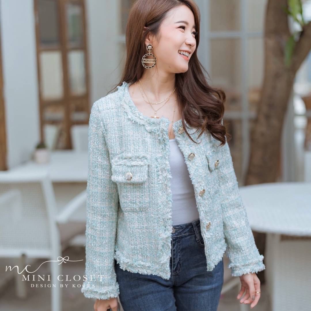 ดูดี สไตล์เกาหลีสุด ห้ามพลาดเลยนะคะ น่ารักมาก สตรีทได้ คุณนายด้วย เสื้อคลุมผ้าทวีตผ้าดีงานตัดเย็บเริ่ด ดีไซน์กระเป๋าซ้ายขวา ซับในทั้งตัว กระดุมทอง #ต้องมีค่ะ