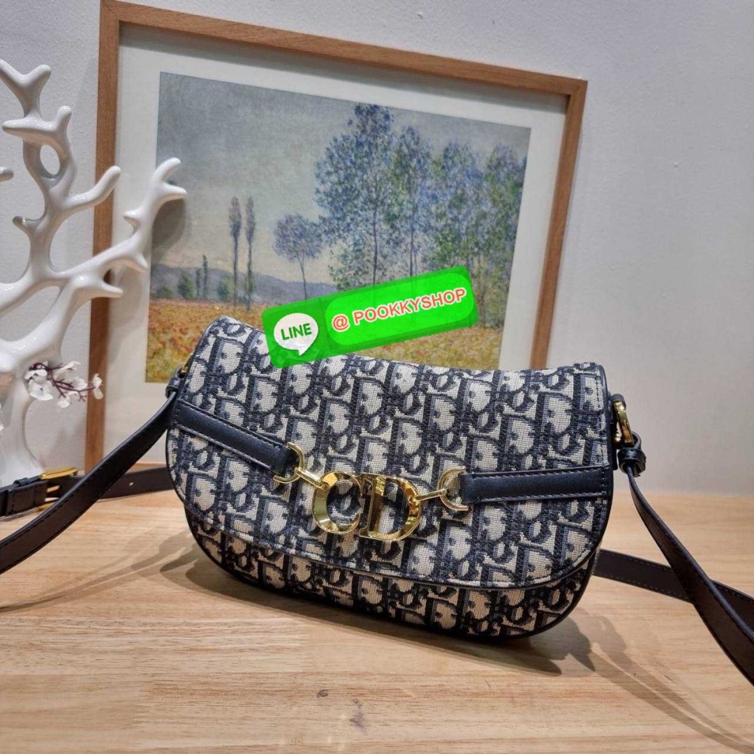 กระเป๋าสะพายทรงสวย ดีไซน์โลโก้โดดเด่นและหรูหรา ดีเทลดูดีมีกิมมิคในตัว
