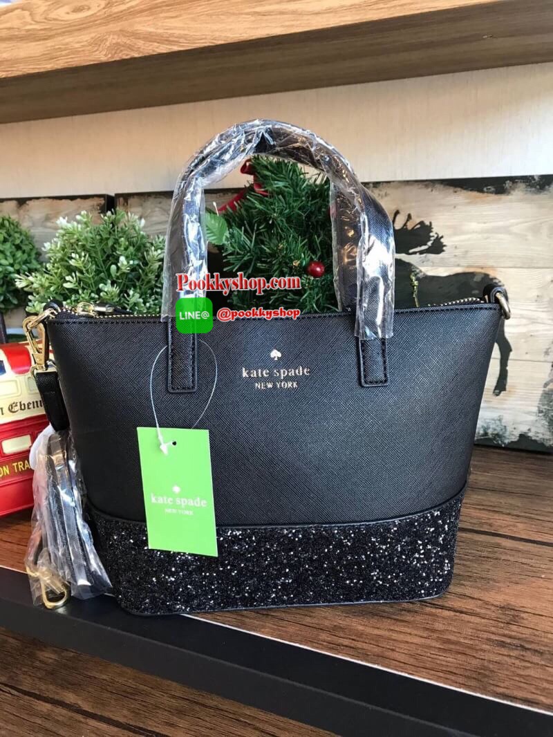 Kate Spade INA Greta Court Glitter Crossbody กระเป๋าถือหรือสะพายใบเล็ก วัสดุหนัง Saffiano สวยหรู ด้านหน้าประดับโลโก้สีทองสวย ก้นกระเป๋ามีดีเทลด้วยGlitter วิ้งๆดูหรู ภายในมีช่องซิปและช่องเล็ก สามารถใส่ ipad mini กระเป๋าสตางค์ใบยาวและของจุกจิกได้เยอะ มีหมุด