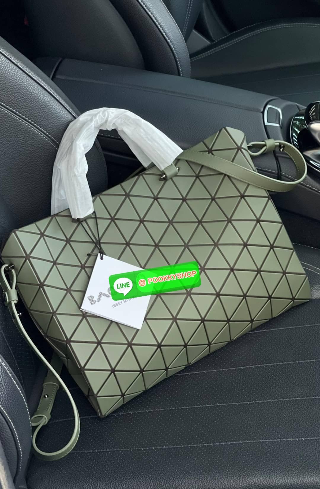 💕BAO BAO ISSEY MIYAKE TONNEAU เป็น ซีรีย์ที่มีเอกลักษณ์เฉพาะตัว ด้วยแผ่นสามเหลี่ยมที่มีสัญลักษณ์เท่ากันทุกด้าน และยังผสมผสานงานดีไซน์ อันสง่างามเท่ากับฟังก์ชั่น การใช้งานสุดพิเศษ โดยมีจุดเด่นที่ซิปด้านบน สำหรับเปิดปิดและมีสายสะพายไหล่ ที่สามารถถอด