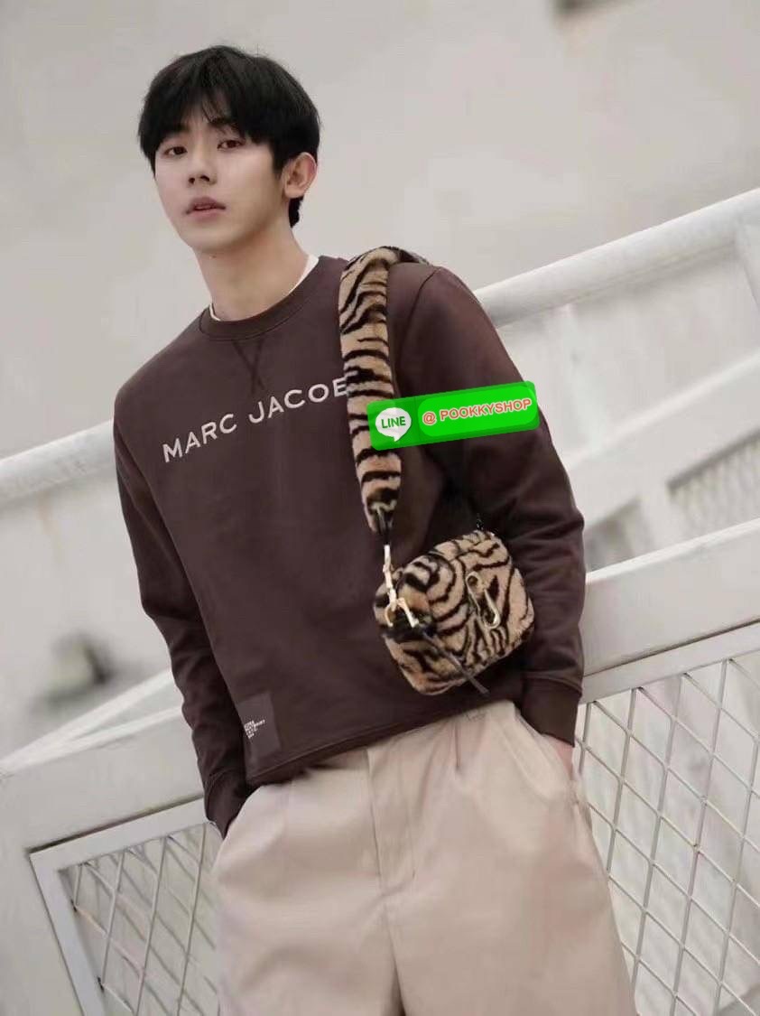 March Jacop The Snapshot Tiger Stripe Plush Bag เสือต้องมานะแม่ปีนี้ เฮงๆรับปีเสือด้วยกระเป๋าลายเสือจากแบรนด์ March Jacop กันค่า เป็นกระเป๋าถือหรือสะพายข้างขนฟูๆนุ่ม วัสดุผ้าขนสัตว์ Polyester ด้านหน้าประดับด้วยโลโก้ J อันเป็นสัญลักษณ์ของแบรนด์ อะไหล่ทองหร