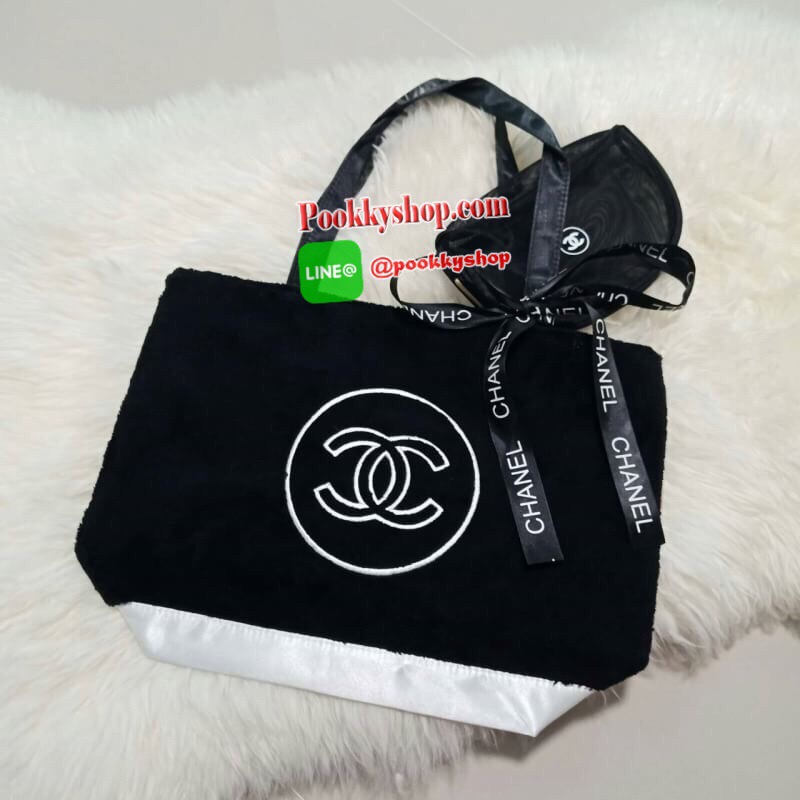 NEW ARRIVAL!! SETคู่ที่คุณต้องถูกใจ CHANEL SHOPPING RIBBIN BAG พร้อมกระเป๋า COSMETIC ขนนิ้มนิ่ม จากงานพรีเมี่ยมกิ้ฟ ของแถมจากน้ำหอม จากแบรนด์ CHANEL เนื้อกระเป๋าทำจากขนเทียม ผิวสัมผัสฟูนิ่ม ตกแต่งด้วยผ้าไนลอนด้านท้ายวางได้กันน้ำ!! ปักโลโก้แบรนด์ ด้านในเปิ