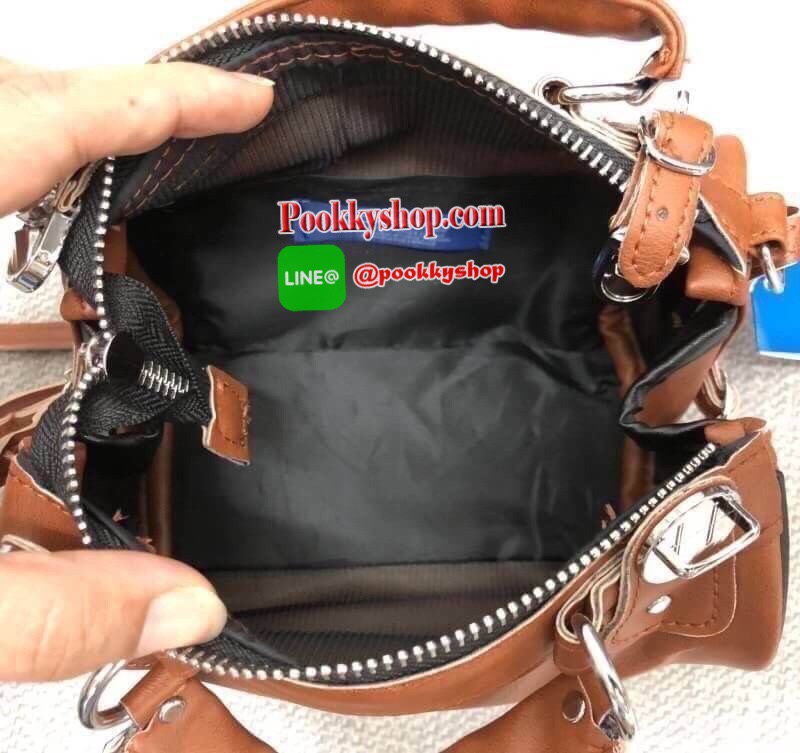 Brand : Adidas Mini Shoulder bag and messger bag 2018 Detail : กระเป๋าสะพายข้างใบเล็กกระทัดรัด แนวsport วัสดุทำด้วยหนังPU นิ่ม น้ำหนักเบา Logo Adidas สกีนทั้ง 2 ข้าง สามารถใช้ได้ทั้งด้านหน้าและด้านหลังเวลาสะพาย ภายในกว้างสามารถเก็บของได้พอสมควร ใส่กระเป๋า