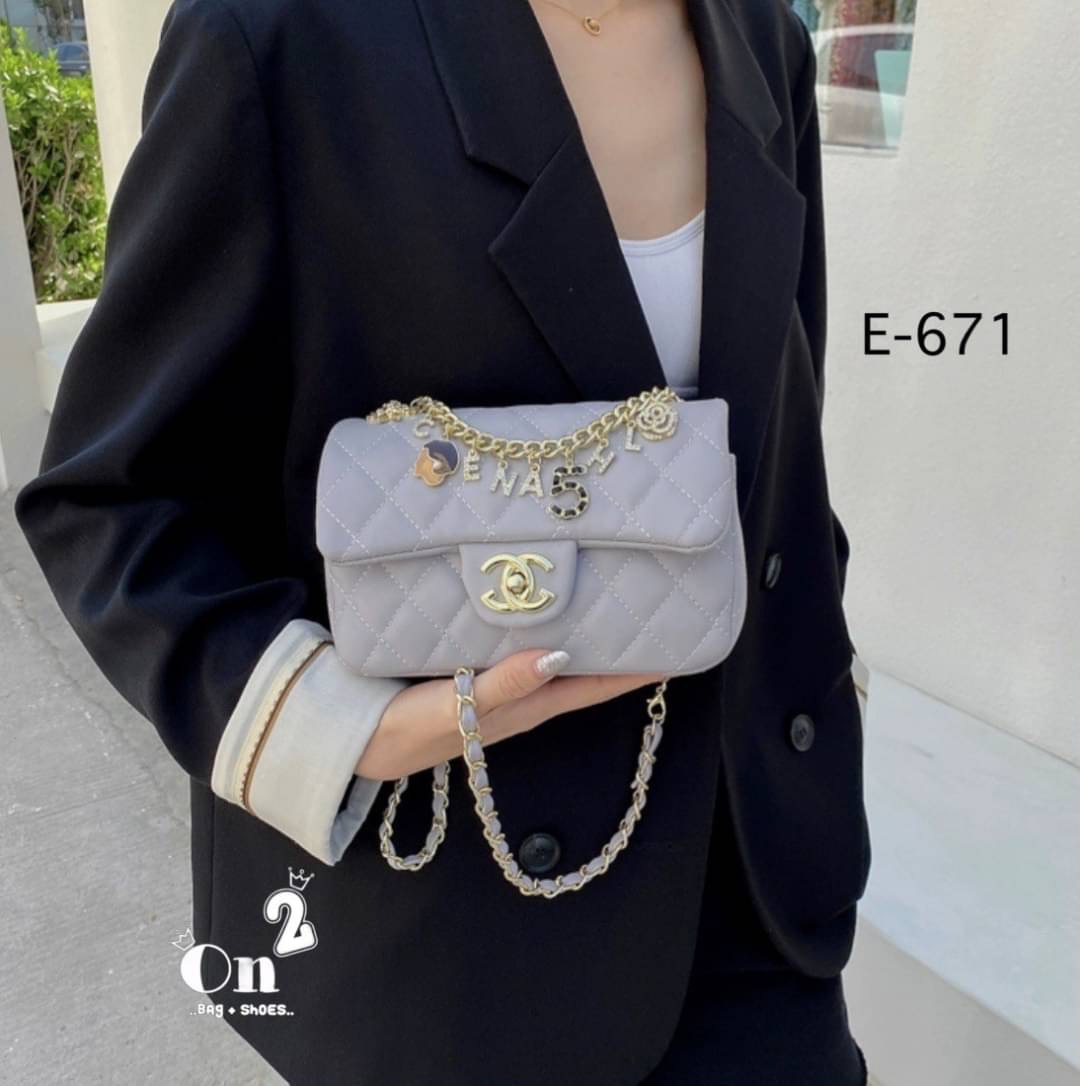 กระเป๋าสะพายชาแนล ทรงคลาสสิคเปิดหน้าอะไหล่สีทอง งานสไตล์แบรนด์ สายสะพายยาวครอสบอดี้ได้ค่ะ พร้อมส่ง 5 สีค่ะ