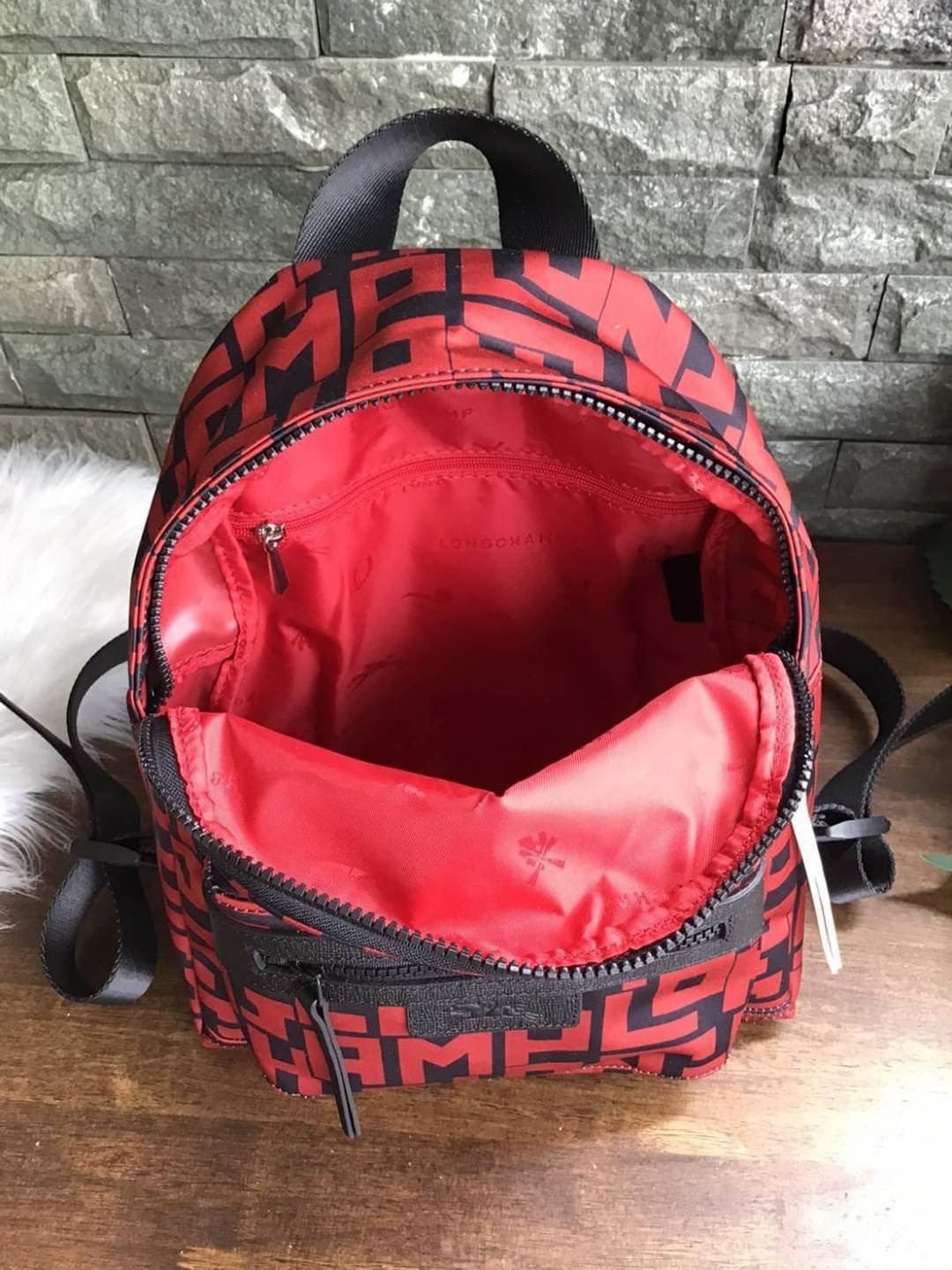 LONGCHAMP LE PLIAGE LGP BACKPACK รายละเอียด • วัสดุ: ผ้าใบ • อะไหล่: นิกเกิล • ตัวกระเป๋า: ผ้าใบโพลีอะไมด์เคลือบด้านใน • ตกแต่ง: หนังวัว รายละเอียดภายนอก • การปิด: ด้วยซิป • สายสะพาย: เลื่อนปรับระดับได้ • ช่อง: 1 ช่องซิป ภายใน • ช่องใส่ของ: 1 ช่อง ช่องด้า