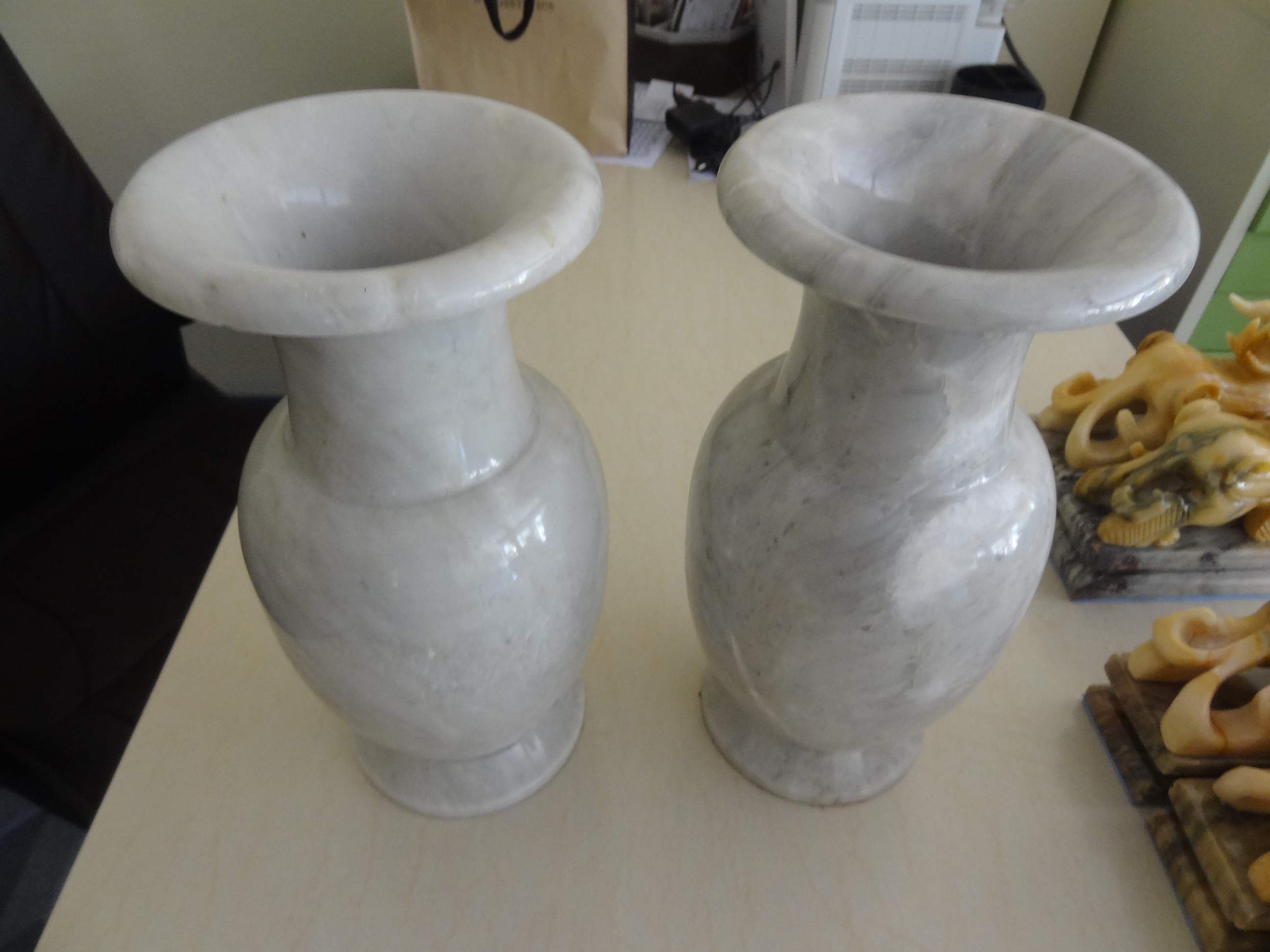 แจกันหินอ่อน 1 คู่ ขนาดสูง 23 เซนติเมตร กว้าง 10 เซนติเมตร