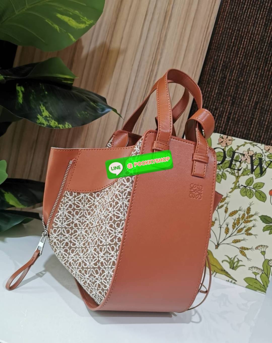 ✴️ห้ามพลาด!✴️NEW ARRIVAL! LOEWE ANAGRAM SHOULDER BAG GIFT WITH PURCHASE (GWP) กระเป๋าถือหรือสะพายพรีเมี่ยมกิ๊ฟ Limited จาก LOEWE PERFUME DUTYFREE COUNTER รุ่นหายากสุดเลอค่าวัสดุ Anagram Canvas ตัดหนังแท้ Calfskin สุดคลาสสิค ขนาดกำลังดี น้ำหน