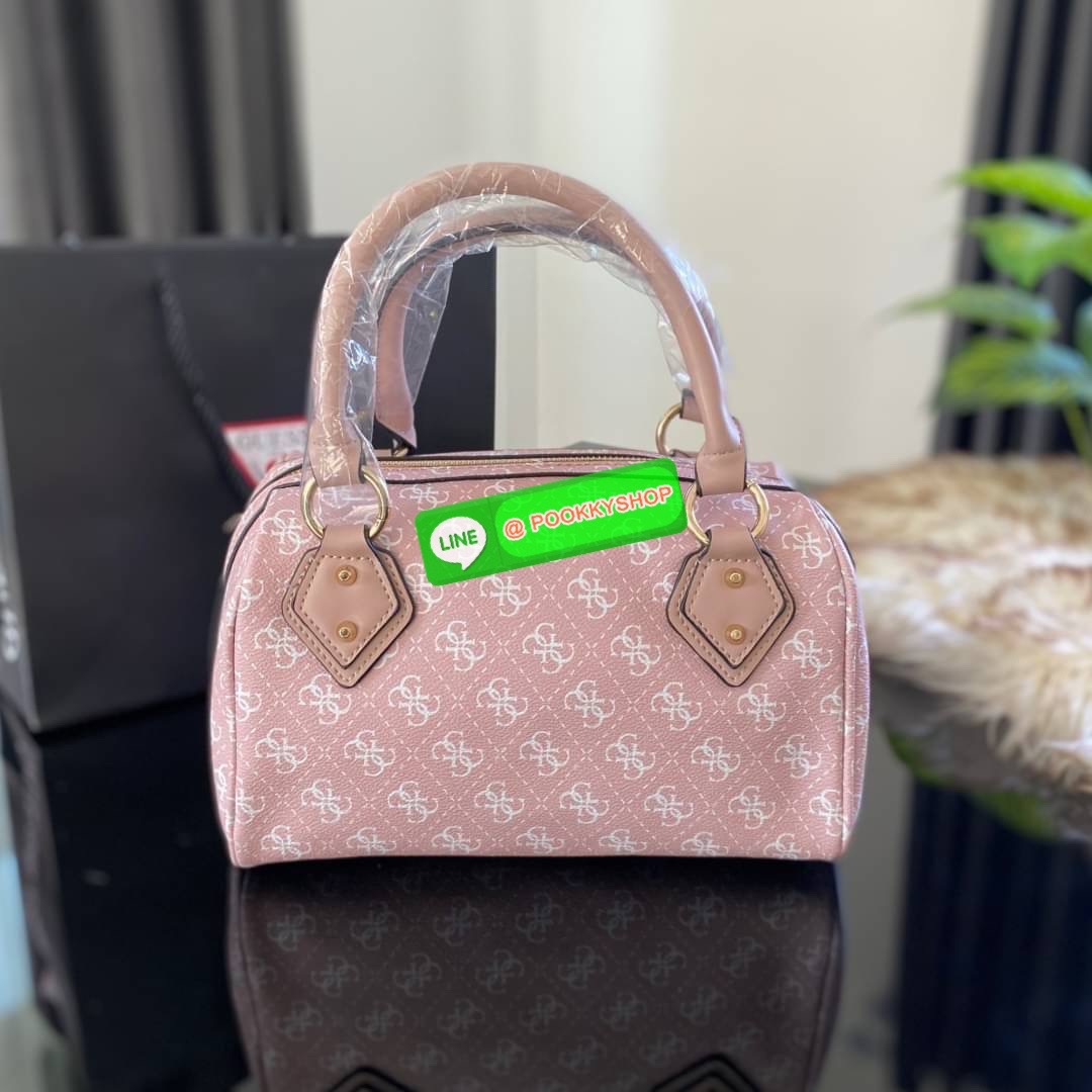 GUESS JENSEN BOX SATCHEL กระเป๋าทรงหมอน ประดับพวงกุญแจโลโก้แบรนด์ด้านหน้ากระเป๋า มีหมุดรองฐานตั้งอยู่ทรง มาพร้อมกับสายสะพายยาวปรับระดับได้ ภายในซับในตราแบรนด์อย่างดี รุ่นนี้สวยงามมากค่ะ สินค้าถ่ายจากงานจริง ใครได้ไปรับรองไม่ผิดหวัง❤️