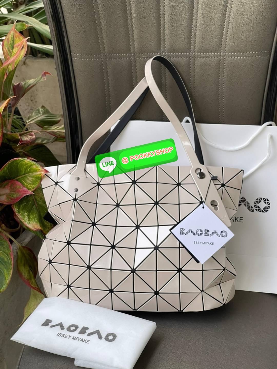 Bao Bao Issey Miyake ROCK MATTE ซีรีส์นี้จะเป็นทรงสี่เหลี่ยมผืนผ้า มีซิปปิดด้านบน ถือเป็นรุ่นที่เหมาะกับการใช้งานในชีวิตประจำวัน สามารถพับมุมและบริเวณด้านล่างของกระเป๋าเพื่อเพิ่มความสะดวกสบายในการใช้งาน ทั้งยังช่วยให้วางกระเป๋าในแนวตั้งได้อีกด้วย แผ่นต่อส