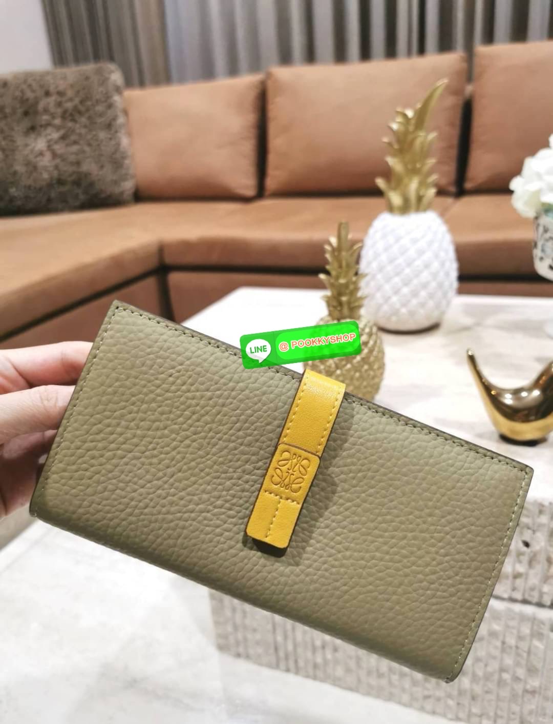 ✴️Don't Miss!✴️NEW! LOEWE LONG WALLET BAG VIP GIFT WITH PURCHASE-GWP กระเป๋าพรีเมี่ยมกิ๊ฟ Limited จาก LOEWE DUTYFREE COUNTER วัสดุหนังแท้เทคเจอร์สวยอยู่ทรงปั้มโลโก้แบรนด์ด้านหน้าเปิดปิดด้วยกระดุม ภายในมีช่องใส่ธนบัตรหลายช่อง ช่องหลักสาม