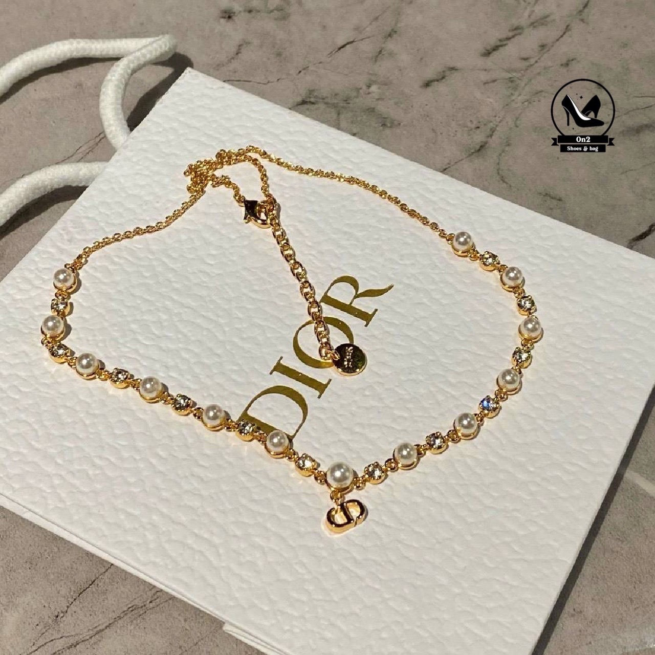 ความหรูหราอยู่ที่รายละเอียด… Dior ชิ้นนี้ บอกเลยว่าสะกดทุกสายตา ด้วยความวิบวับระดับไฮเอนด์ สร้อยคอ dior ไม่ต้องพูดเยอะ หรูแบบผู้ดีมีคลาส งานหรูดูแพง ใส่แล้วออร่าพุ่ง