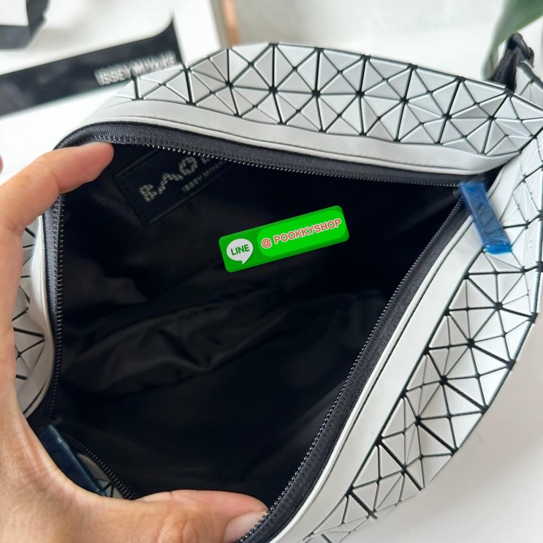 BaoBao Issey Miyake baton belt bag 🔖กระเป๋าคาดเอว/คาดอก เอกลักษณ์โดดเด่นตลอดทั้งใบ สุดเทห์ น้ำหนักเบาพกพาสะดวก 🔖วัสดุ: โพลียูรีเทนผสมหนัง 🔖เปิด-ปิดแบบซิปบน และมีช่องซิปด้านหน้า ภายในมีช่องแยกสัดส่วน 2 ช่อง ซับในผ้าไนลอน 🔖สา