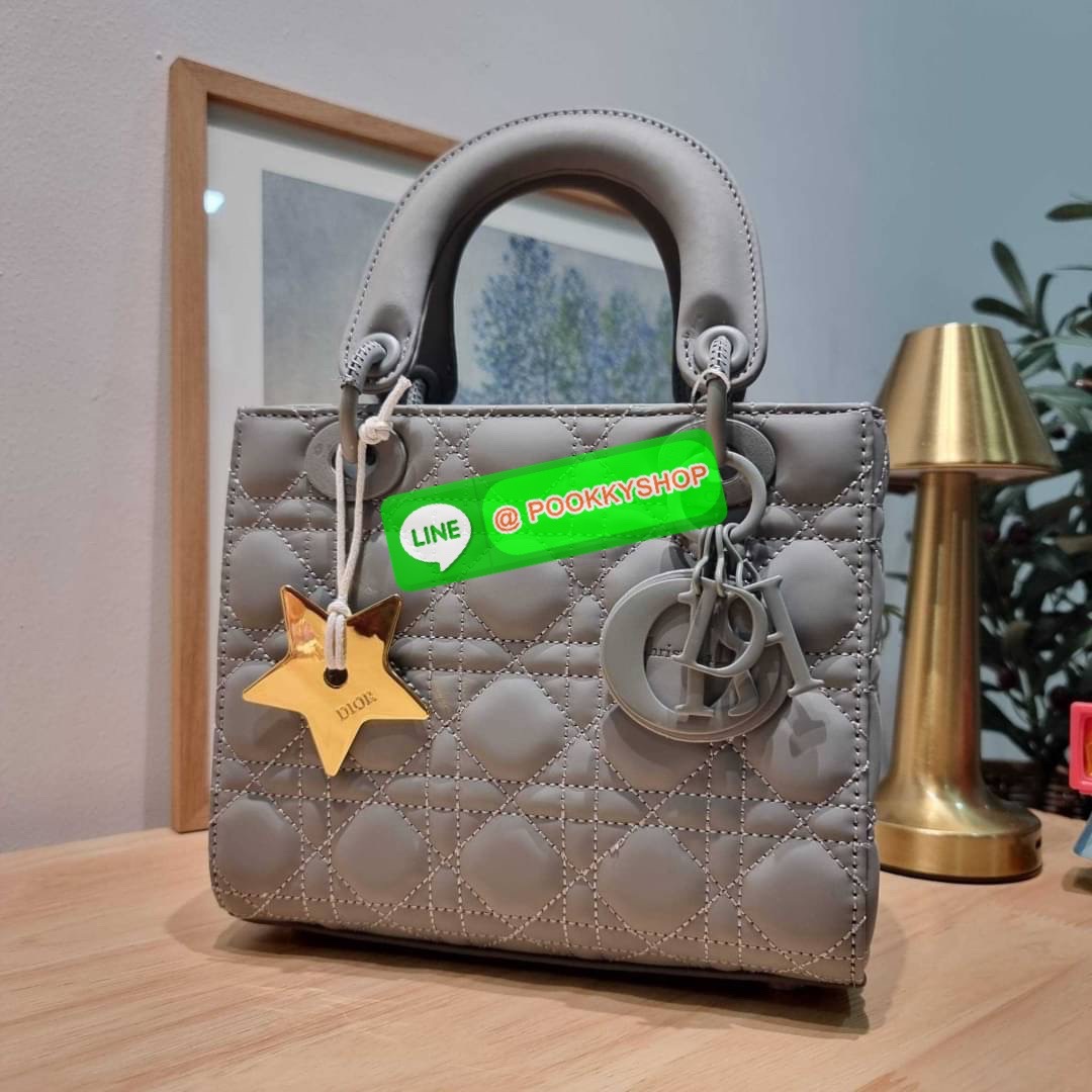 NEW ARRIVAL!! CD LADY ULTRAMATTE BAG กระเป๋าสะพายข้างพรีเมี่ยมกิ๊ฟสุดฮอต ดีไซน์เรียบง่าย แต่แฝงไปด้วยความหรูหรา ทรงกล่องคลาสสิค โดดเด่นด้วยพวงกุญแจอะไหล่สีเดียวกับตัวกระเป๋า วัสดุหนังแท้ผิวแมทท์ ลายเส้นซ้อนทับสวยงาม มีรูปแบบ หูจับในตัวและสายครอสบอดี้สุดเล