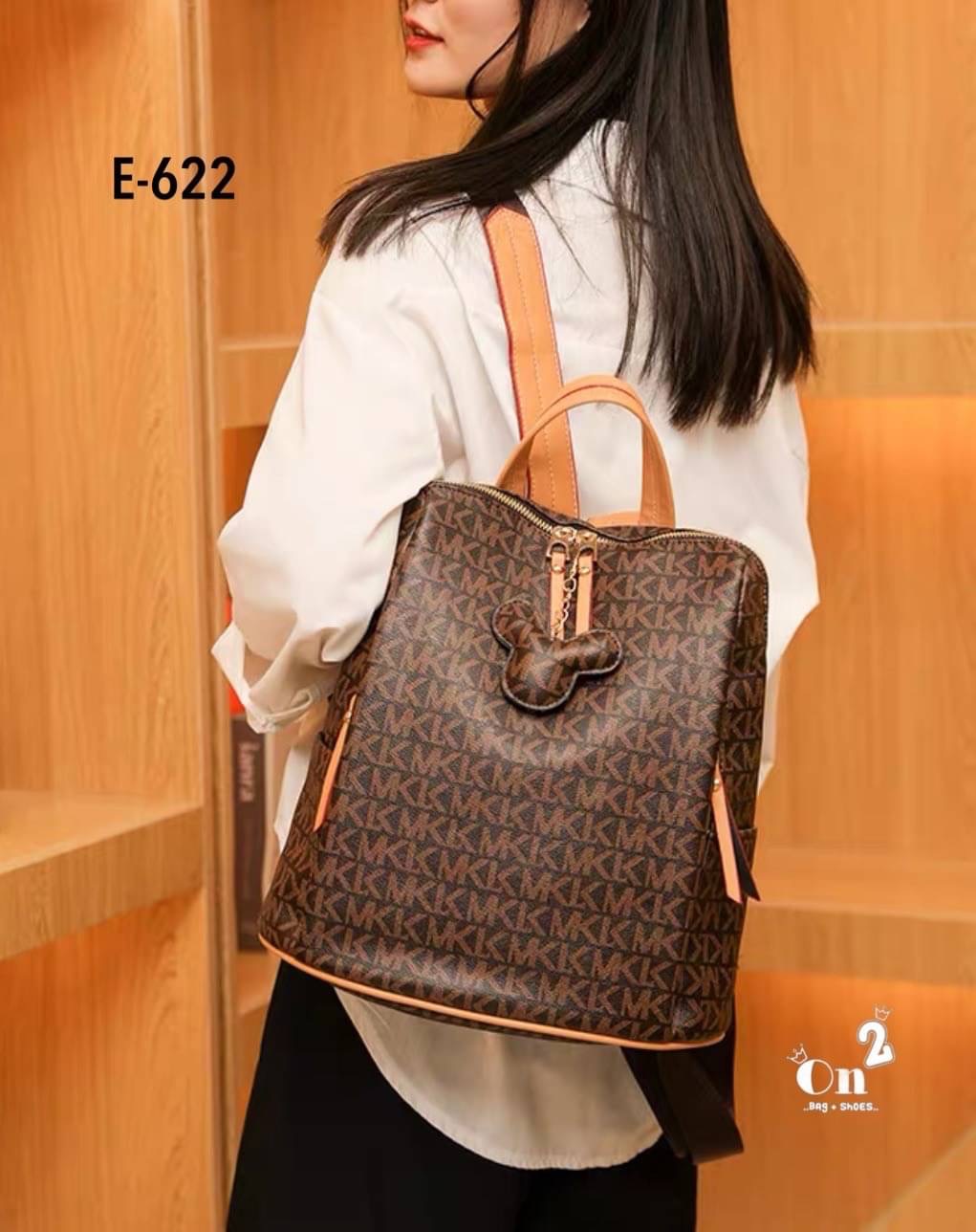 กระเป๋าสะพายเป้แฟชั่นมาใหม่ งานสไตล์แบรนด์ งานซิป ขนาดกำลังดีน่าใช้มากค่ะ พร้อมส่ง 2 สีค่ะ