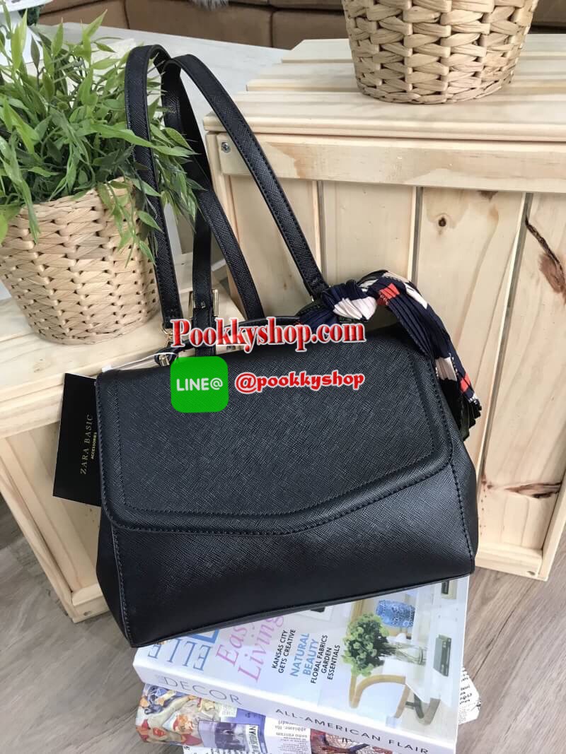 ZARA Convertible Backpack With Scarf กระเป๋าถือหรือสะพายรุ่นแนะนำดีไซน์เก๋วัสดุหนัง Saffiano สีดำอยู่ทรงสวยหรูสไตล์ PRADA โดดเด่นที่มาพร้อม Scarf พันหูหิ้วเเยกใช้ได้ เปิดปิดด้วยตัวล๊อคกด ด้านข้างมีกระดุมปรับขยาย ภายในมีโลโก้ สามารถใส่กระเป๋าสตางค์ใบยาวของ