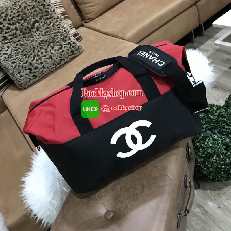 Restock! CHANEL VIP GIFT Large Travel Bag กระเป๋าเดินทาง Gift With Purchase รุ่น Limited พรีเมี่ยมกิ๊ฟของเเท้จาก Chanel Perfumes Counter วัสดุ NYLON เนื้อหนาสีทูโทนดำแดงสกรีนโลโก้ด้านหน้า เปิดปิดด้วยซิป หัวซิปแบรนด์ ใบใหญ่จุใจ พิเศษ! มีช่องใส่รองเท้าด้านข