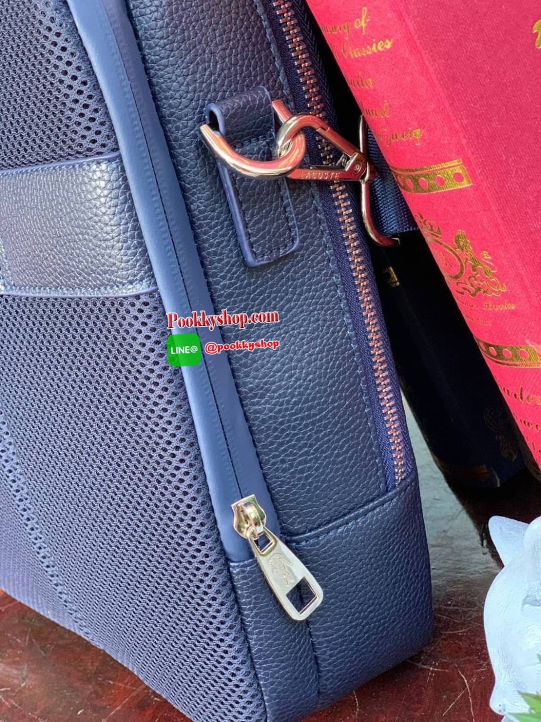 ลาคอส Men's Soft Mate Matte Full-Grain Leather Computer Bag กระเป๋าสำหรับคุณผู้ชาย ด้วยการออกแบบใหม่ เกิดผลลัพธ์เป็นกระเป๋าใส่คอมพิวเตอร์พกพาที่ดูทันสมัย ผลิตจากวัสดุ Grained leather ที่กลายเป็นกระเป๋าไอคอนที่ต้องมี ด้านนอกมีช่อง 2 ช่อง เปิดได้2ด้า