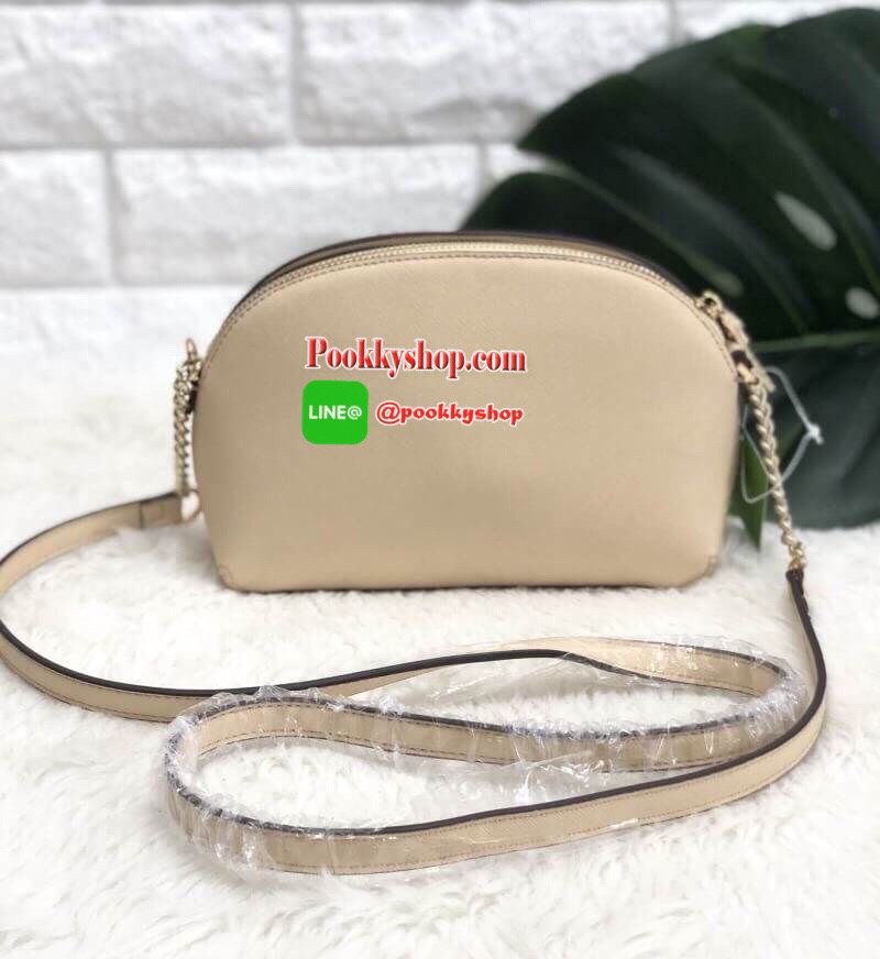 Kate Spade new york Cameron Street Crossbody With Zip Bag พร้อมส่งค่ะ!!! มีพร้อมส่งถึง 9 สีจ้า กระเป๋าสะพายข้างหรือแบบครอสบอดี้ร์ ลายหนังซาฟเฟียโน่ ทรงน่ารัก ใบจริงน่าใช้มากๆค่ะ ด้านหน้าติดโลโก้แบรนด์ มีช่องแม่เหล้กให้ใส่ของหนึ่งช่อง เปิดปิดช่องหลักแบบซิป