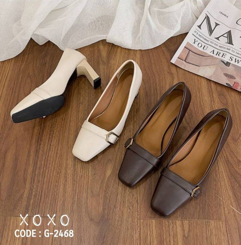 🎁 สินค้าพร้อมส่ง 🎁 คัชชูสไตล์วินเทจ ใส่สบาย ด้านหน้ากว้าง หนังนุ่ม วัสดุหนัง PU แต่งอะไหล่ด้านข้าง เก๋ๆ สวยงามตามภาพ มีส้นกำลังใส่สบาย ส้นเป็นแท่งหน้าตัด ใส่สบายไม่เมื่อย แมทส์ชุดง่าย เข้ากับเสื้อผ้าได้หลากหลาย