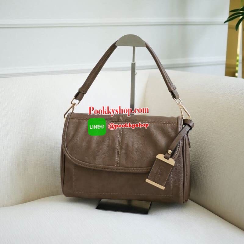 LUXE อีกหนึ่งรุ่นที่ขายดีมากๆ กับช่องการใช้งานที่รับรองว่าถูกใจค่ะ Regular city bag มาพร้อมสายสะพาย 2 เส้น สายสั้นบุนุ่มไหล่ สะพายแล้วไม่ปวด สายยาวปรับระดับได้ มาพร้อมช่องใช้งานที่จัดระเบียบของอย่างดี หนังเป็นทรงตั้งได้